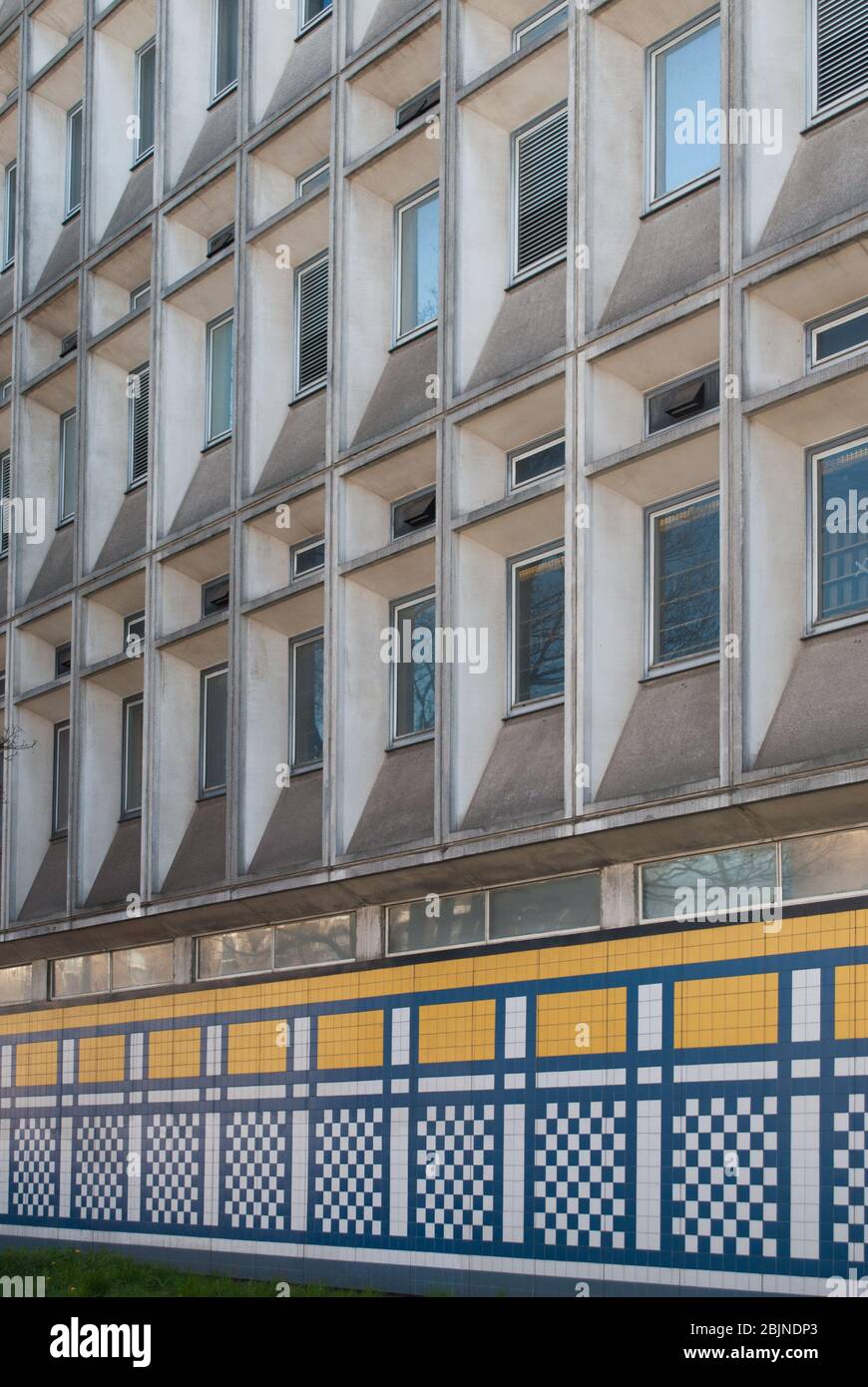 Blau & Gelb Mosaik Fliesen Wall Quadrate Geometrische Fliesen Beton Shepherds Bush Telephone Exchange, Uxbridge Road, London, W12 Stockfoto