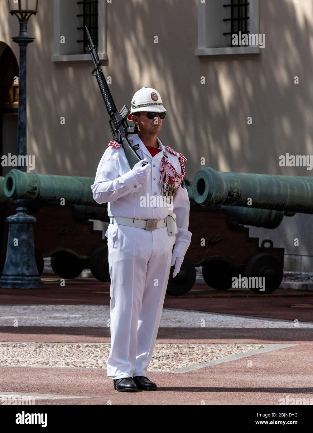 Militärische zeremonielle Garde auf Patrouille, Prinz Palast, Fürstentum Monaco. Stockfoto