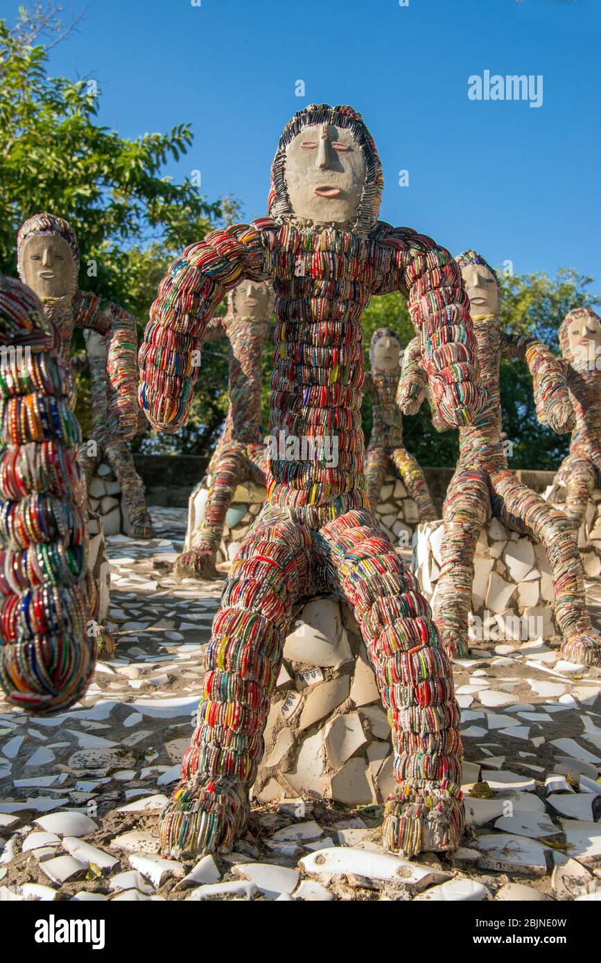 Sitzende Figuren in bunten Kostümen Rock Garden Chandigarh Punjab Indien gekleidet Stockfoto