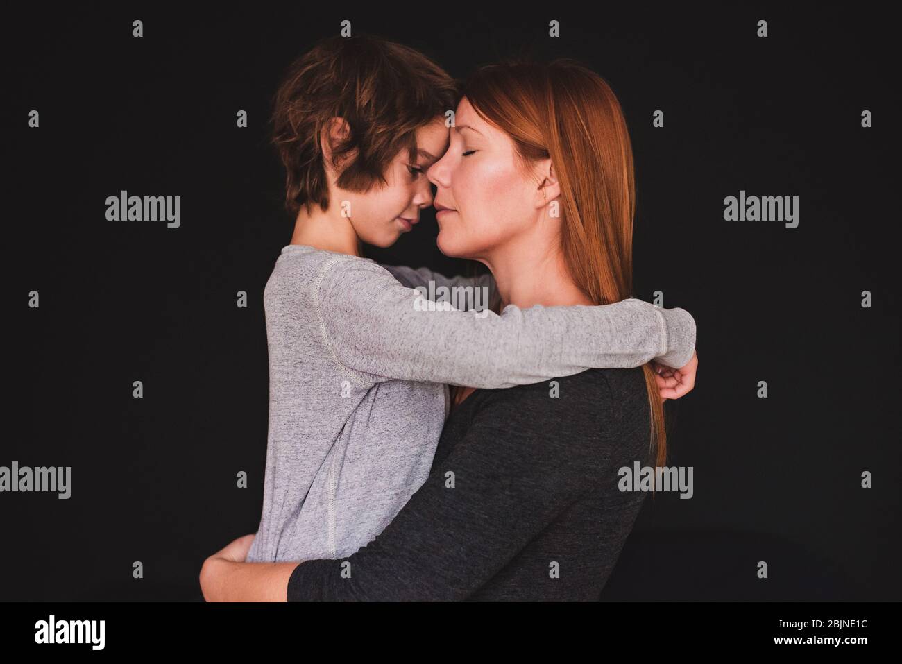 Porträt einer Mutter ihren Sohn umarmt Stockfoto