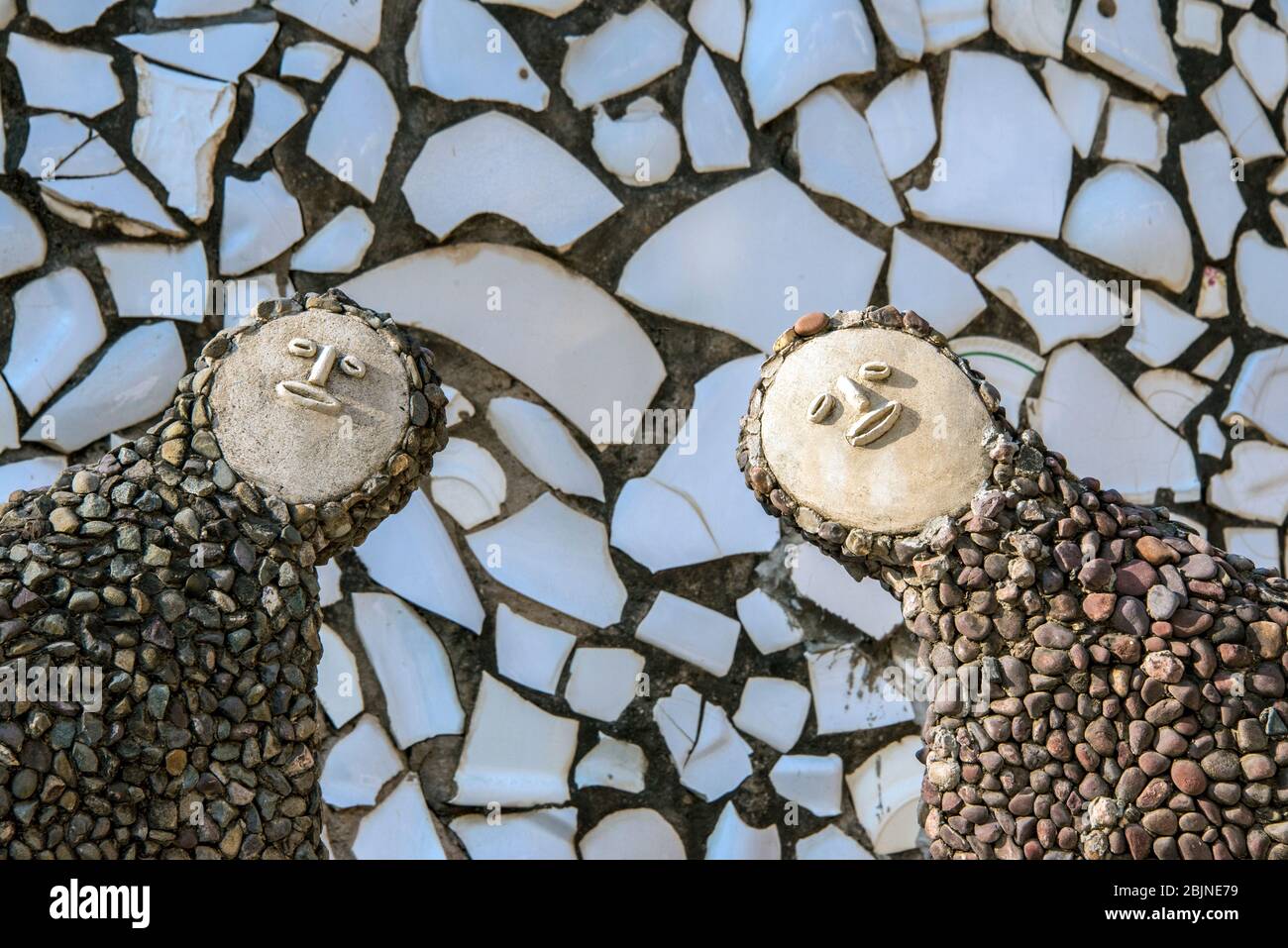 Zwei Fgure und tited Wand Rock Garden Chandigarh Punjab Indien Stockfoto