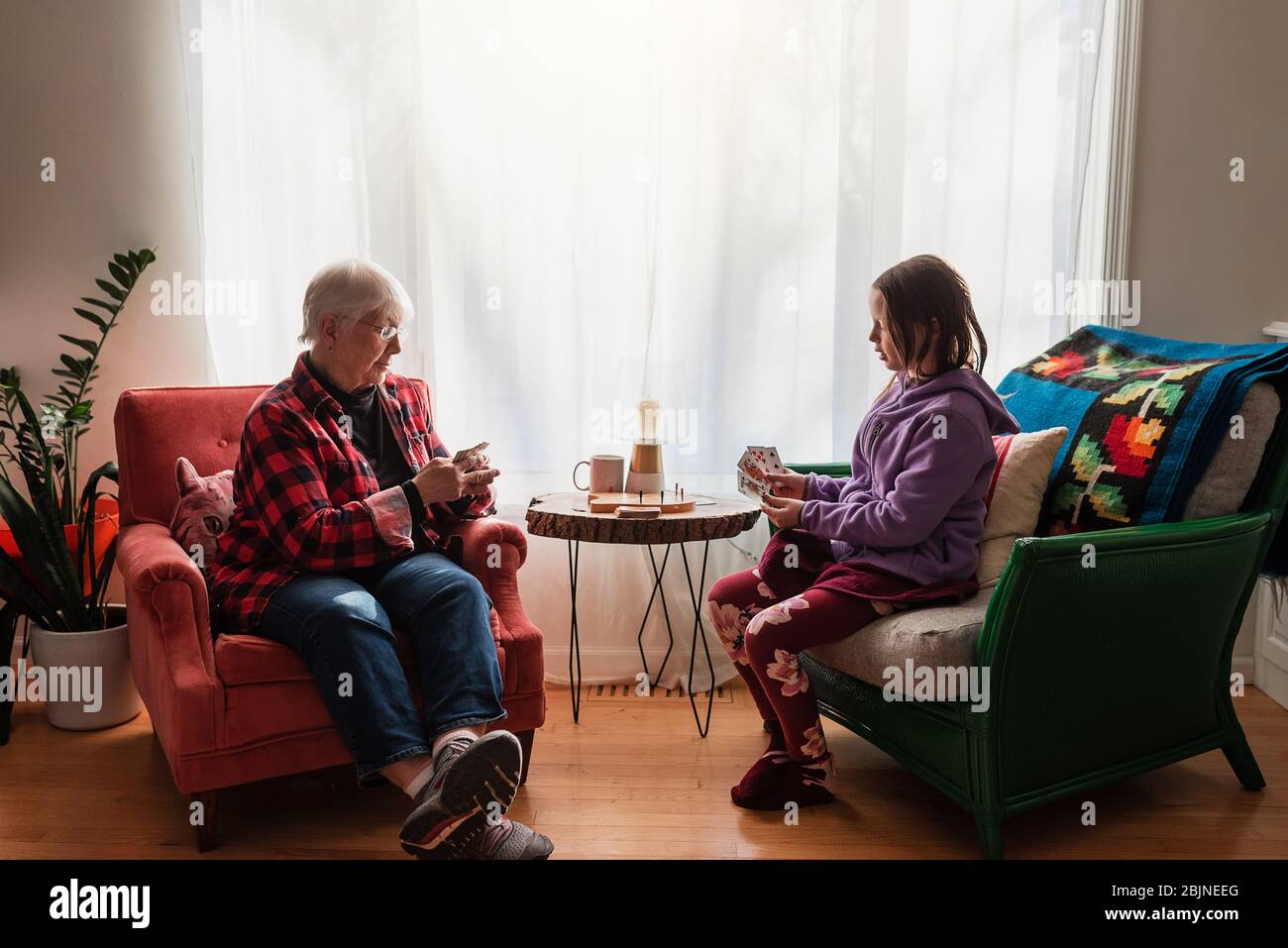 Großmutter und Enkelin spielen ein Kartenspiel Stockfoto