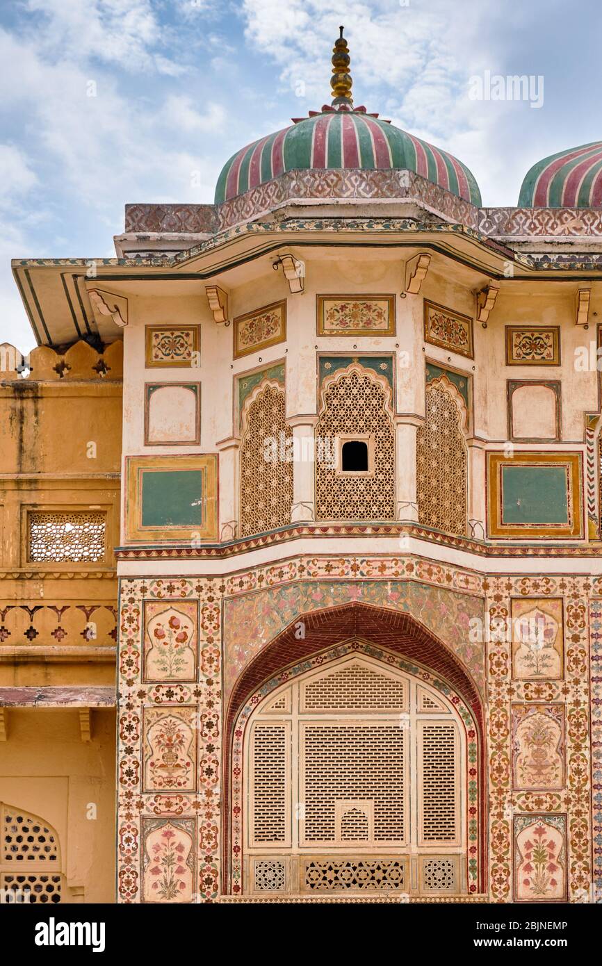 Wunderschön dekoriert Ganesh Pol (Ganesh Gate) Eingang zum königlichen Palast an der Amer Fort in Jaipur, Rajasthan, Indien Stockfoto