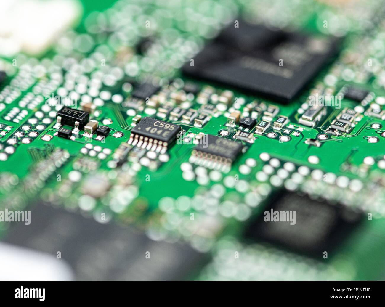 Grüne Leiterplatte (Leiterplatte) Nahaufnahme mit vielen elektronischen Komponenten Stockfoto