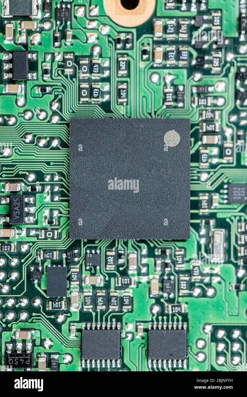 Grüne Leiterplatte (PCB) Nahaufnahme mit vielen elektronischen Komponenten Stockfoto