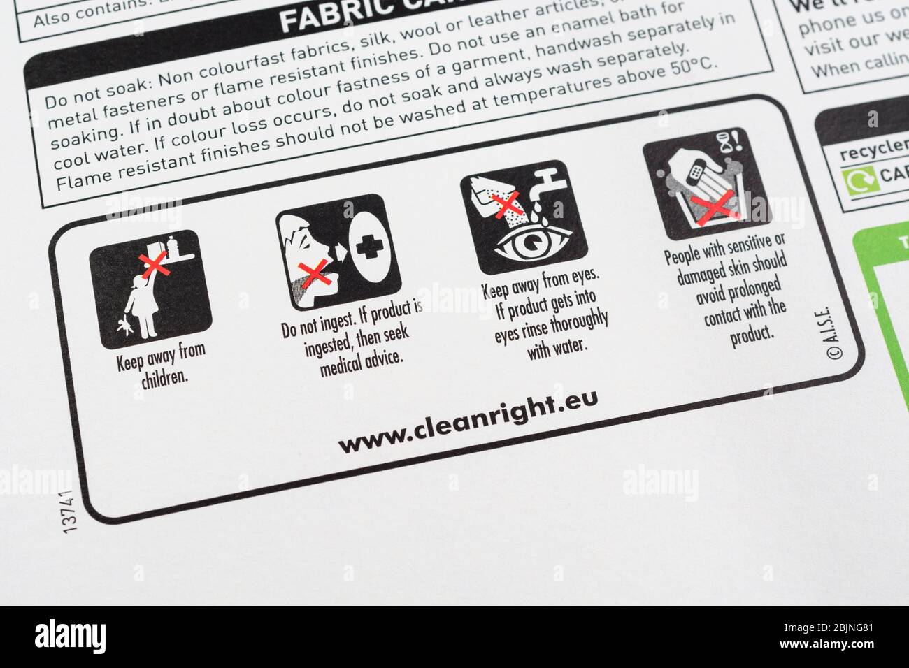 ASDA Waschseife Flüssigkeit mit ASIE Gefahr Piktogramme für chemische Reizstoffe auf Warnschild. Gefährliche Haushaltsprodukte, Vergiftungskonzept. Stockfoto