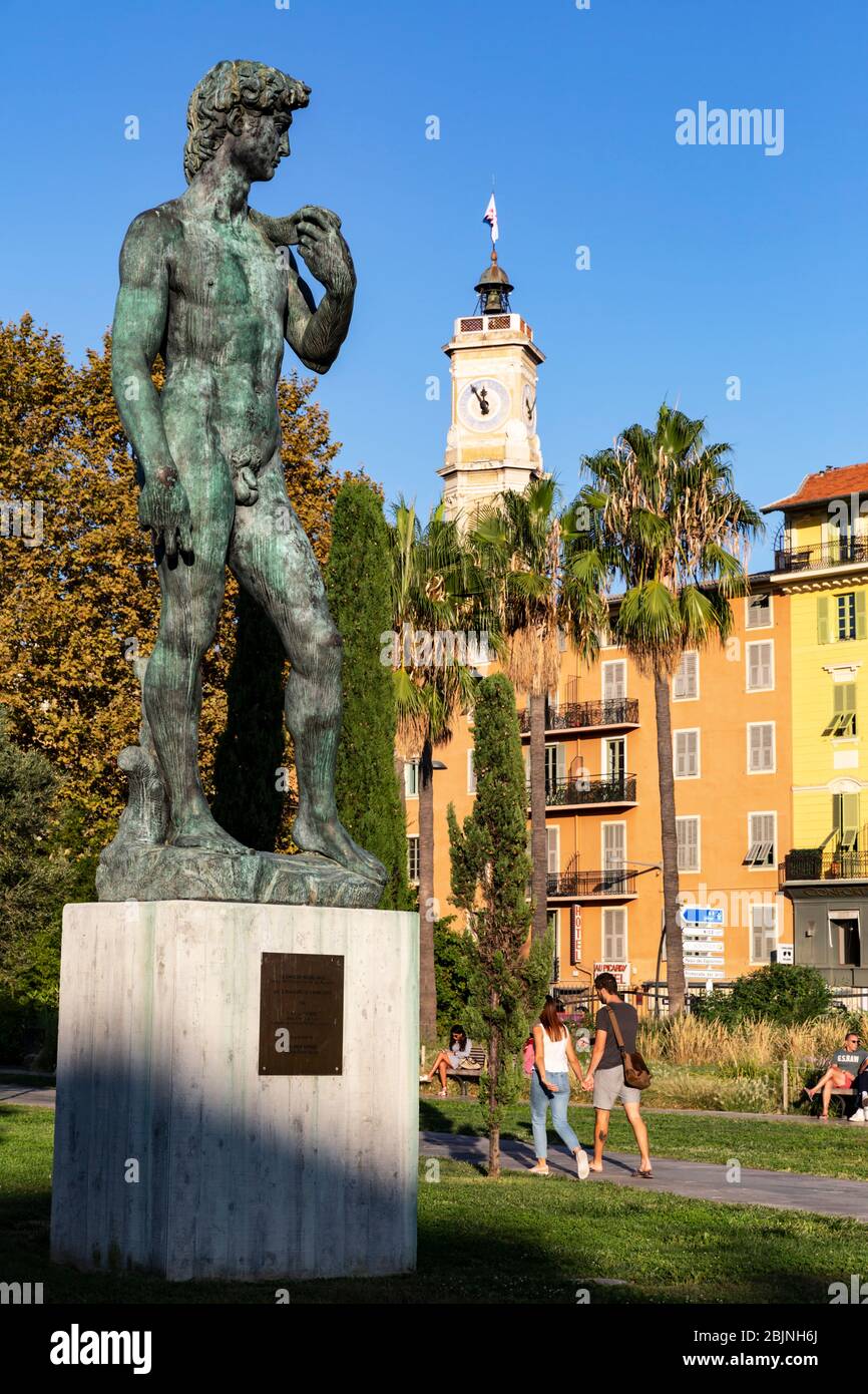 Bronzestatue von David auf der Promenade du Paillon, Nizza, Cote d'Azur, Provence, Frankreich Stockfoto