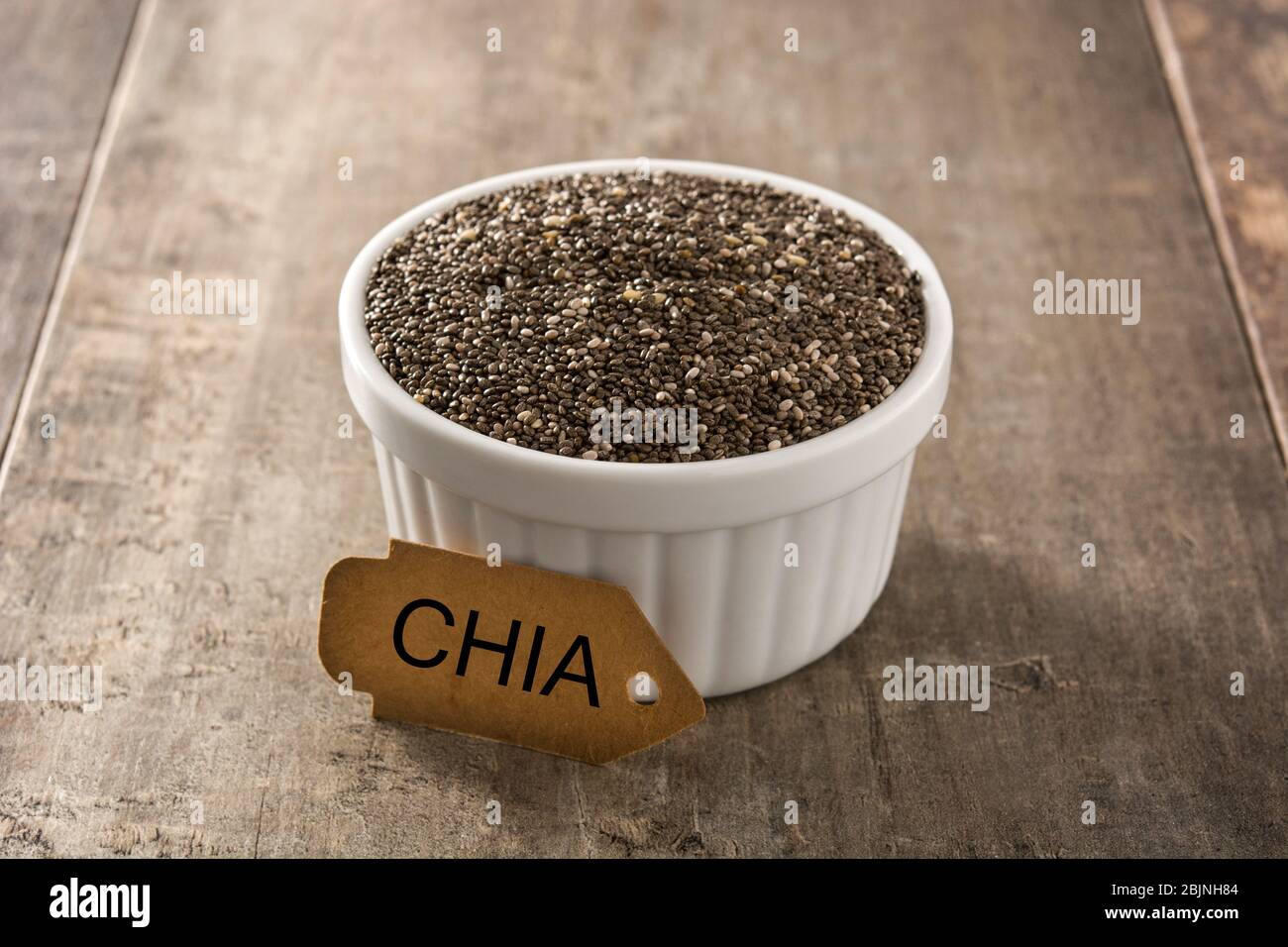 Chia Samen in Schüssel auf Holztisch Stockfoto