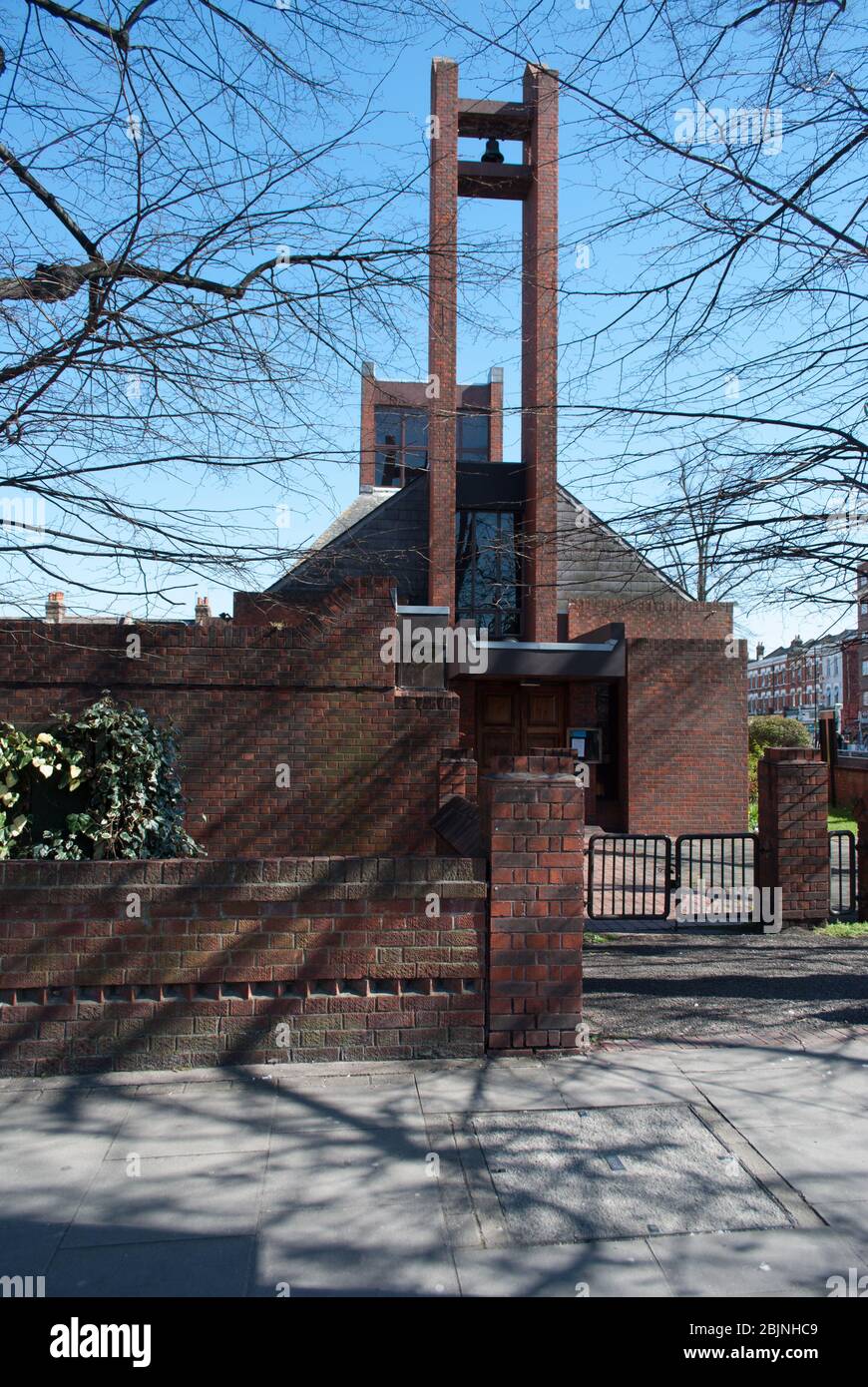 1970er Jahre Kirche Architektur Anbetung Römisch-Katholisch Modern Red Brick Small St. Lukes Church 450 Uxbridge Rd, White City, London W12 A. J. Monk Hutchison Stockfoto