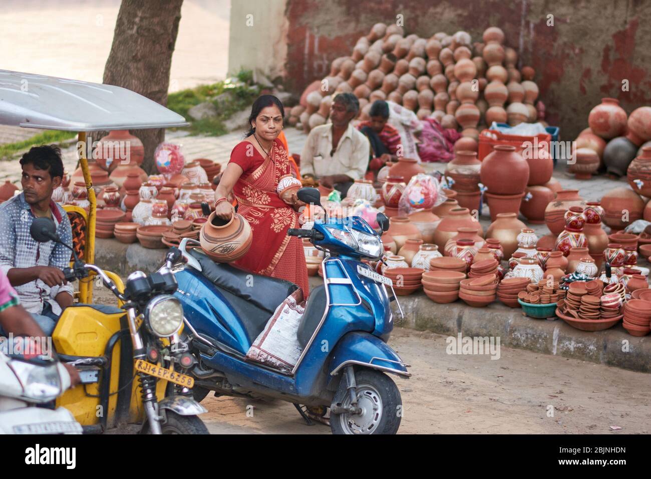 Jaipur, Rajasthan / Indien - 28. September 2019: Indische Frau Kauf Keramik auf einem Straßenmarkt in Jaipur, Rajasthan, Indien Stockfoto