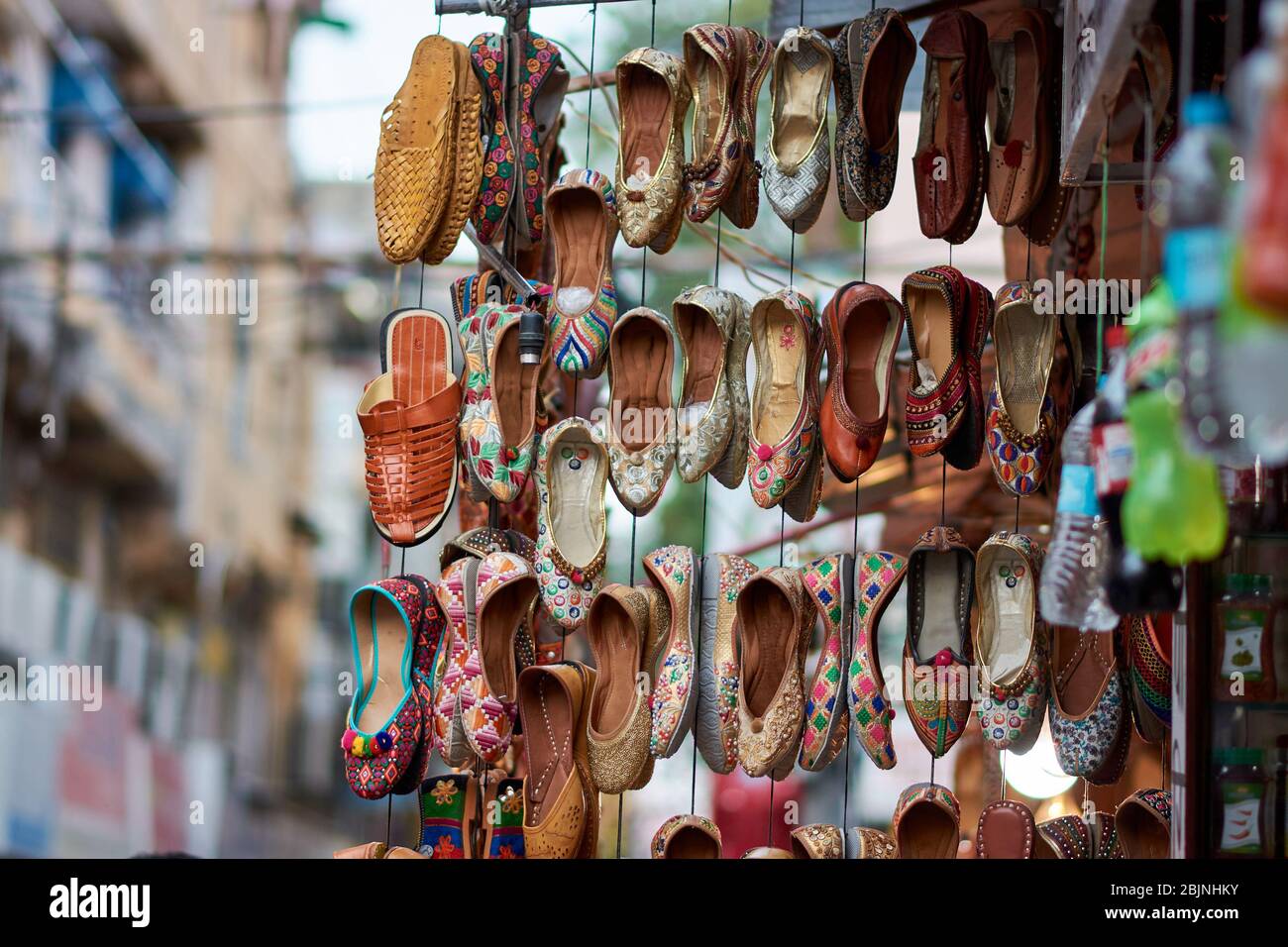 Traditionelle indische Schuhe bei Bapu Bazar in Jaipur, Indien. Bapu Bazar in Jaipur ist einer der berühmtesten Märkte der Stadt für den Kauf von traditionellen Ind Stockfoto