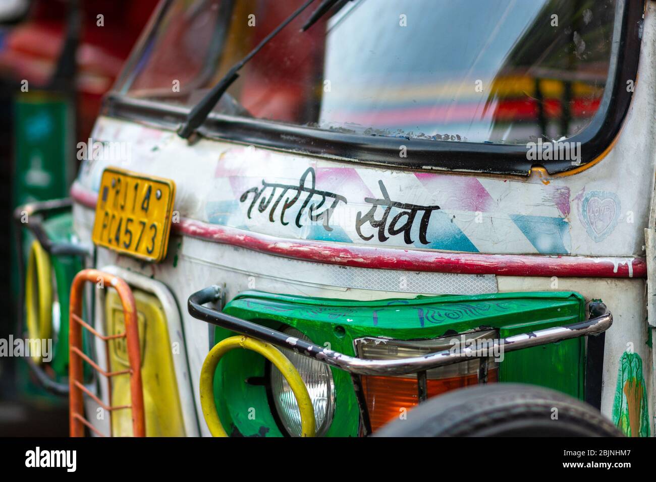 Jaipur, Rajasthan / Indien - 28. September 2019: Tuk Tuk Auto Rikscha in Jaipur, Rajasthan, Indien bunt bemalt Stockfoto