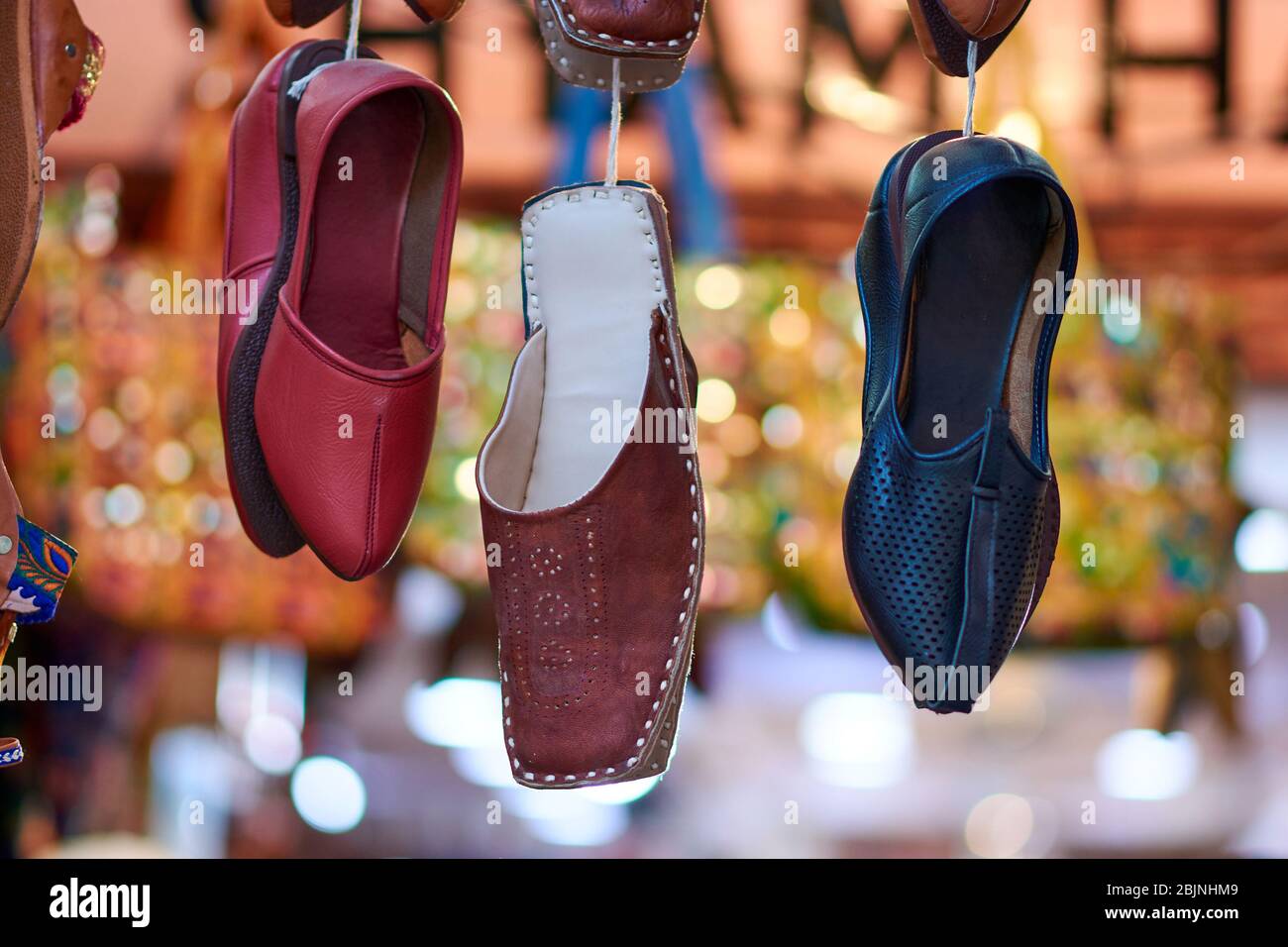 Traditionelle indische Schuhe bei Bapu Bazar in Jaipur, Indien. Bapu Bazar in Jaipur ist einer der berühmtesten Märkte der Stadt für den Kauf von traditionellen Ind Stockfoto