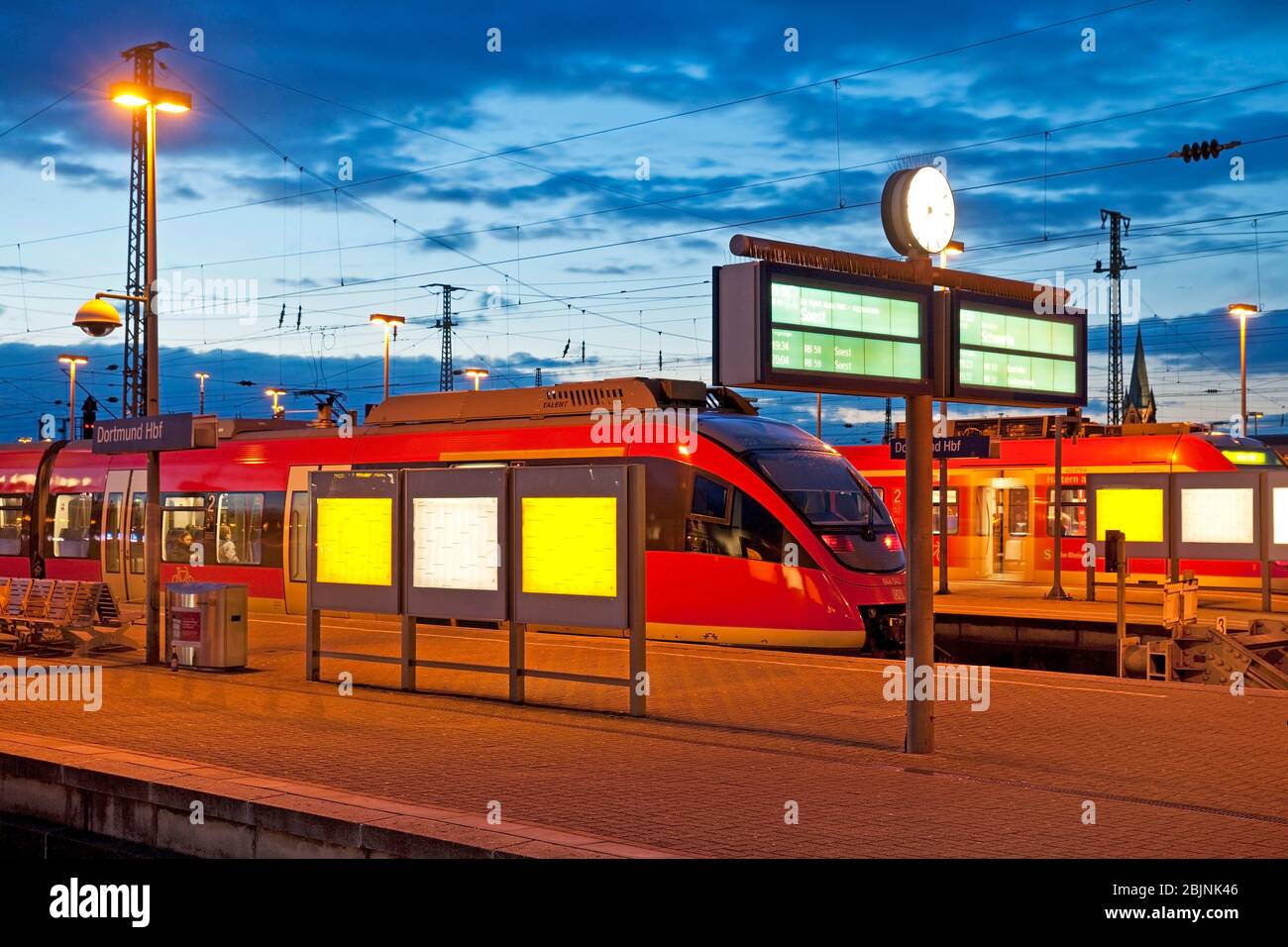 Dortmunder Hauptbahnhof mit Regionalzügen am Abend, Deutschland, Nordrhein-Westfalen, Ruhrgebiet, Dortmund Stockfoto