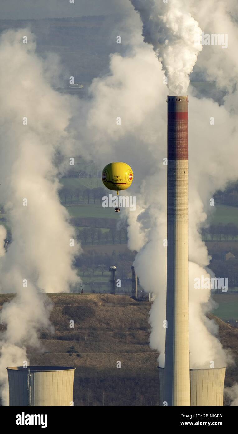 Heißluftballon über Kraftwerk der Uniper Kraftwerke GmbH im Landkreis Gelsenkirchen-Nord, 29.11.2016, Luftaufnahme, Deutschland, Nordrhein-Westfalen, Ruhrgebiet, Gelsenkirchen Stockfoto