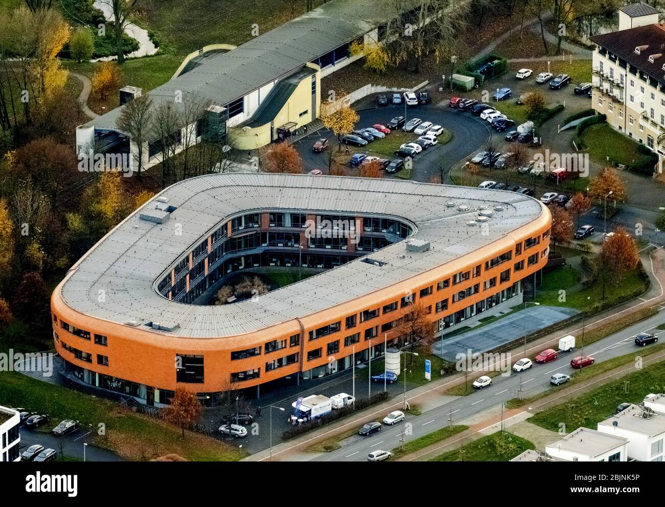 Verwaltungsgebäude des Dienstleistungsunternehmens Infineon Technologies AG und Intel Deutschland in Duisburg-Sued, 23.11.2016, Luftaufnahme, Deutschland, Nordrhein-Westfalen, Ruhrgebiet, Duisburg Stockfoto