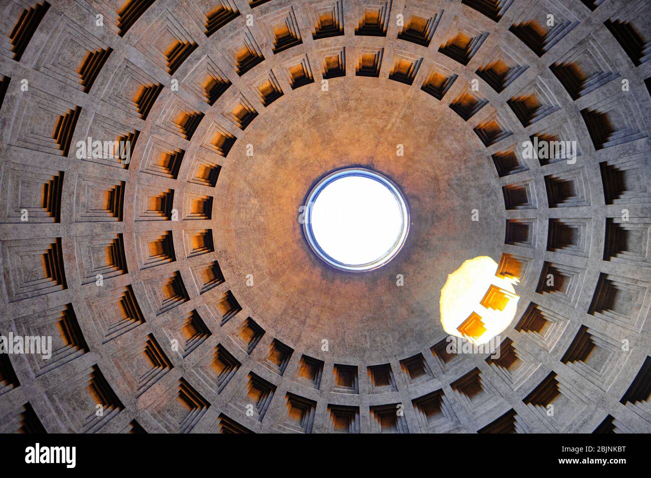 Blick nach oben in Pantheon geschnitzten Stein Kuppel mit zentralen Oberlicht von unten in einer detaillierten Vollbilderansicht Stockfoto