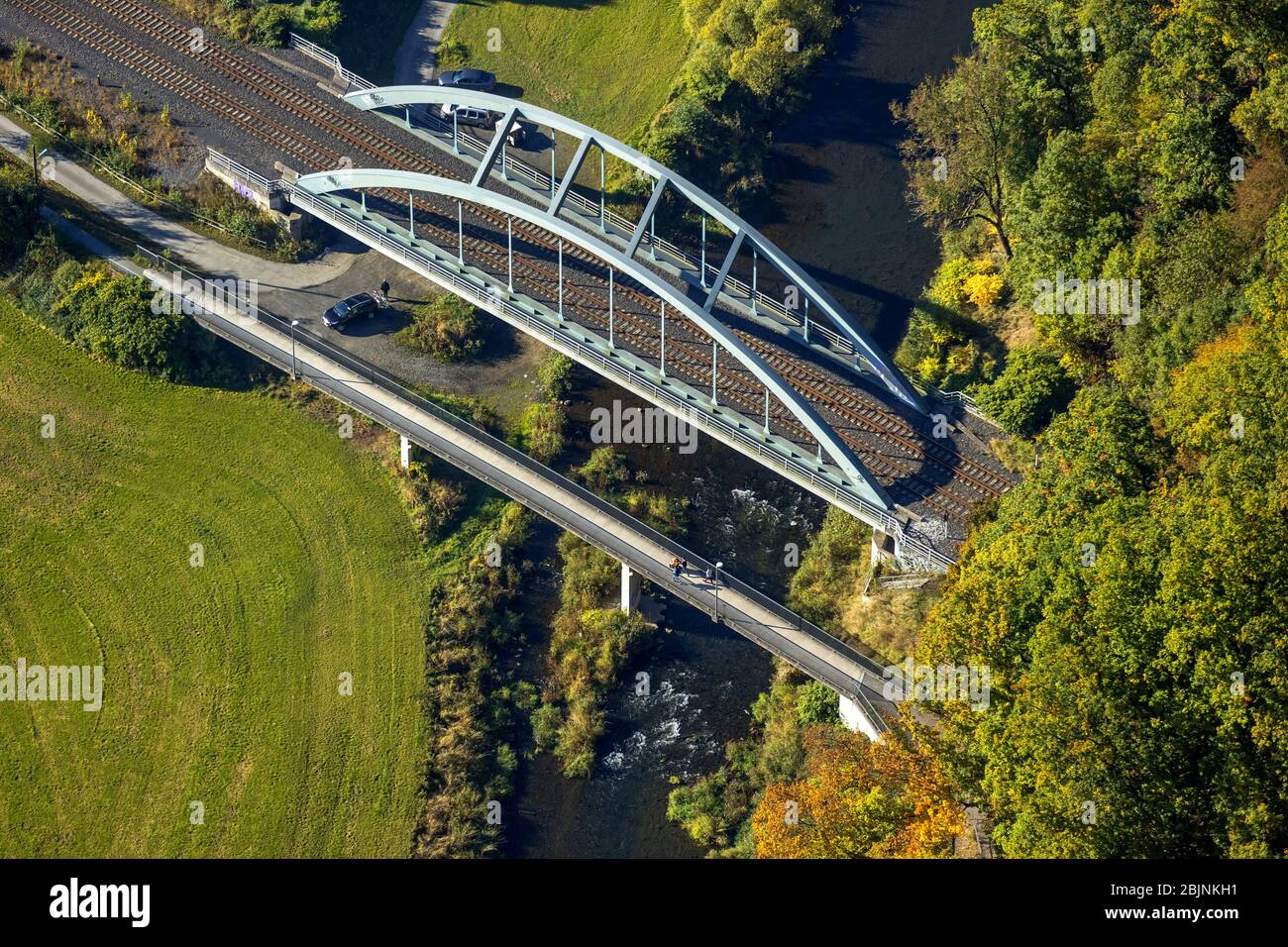 Ruhrbrücke mit Eisenbahntunnel in Meschede, 16.10.2016, Luftaufnahme, Deutschland, Nordrhein-Westfalen, Meschede Stockfoto