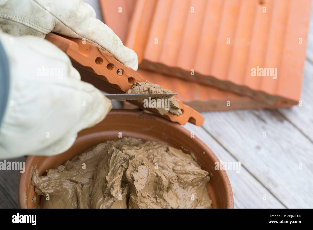Nisthilfe für Wildbienen, ineinander greifende Pantile, Schritt 3: Auf der einen Seite die Löcher mit Lehm verschlossen, Deutschland Stockfoto
