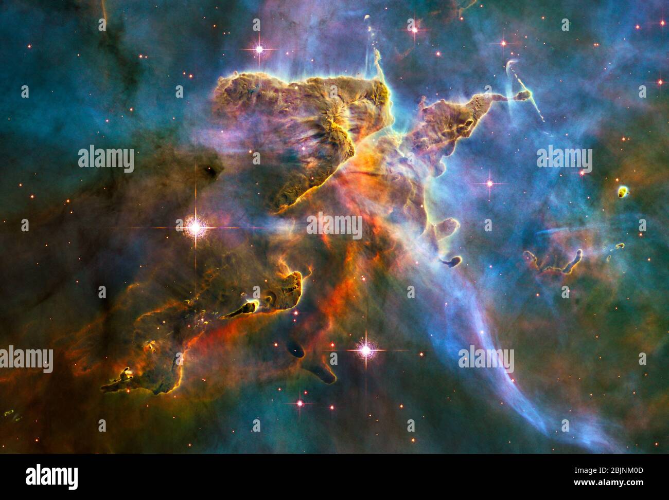 Das NASA-Weltraumteleskop Hubble hat diese wogende Wolke aus kaltem interstellaren Gas und Staub, die aus einer stürmischen Sternschule im aufsteigt, erfasst Stockfoto