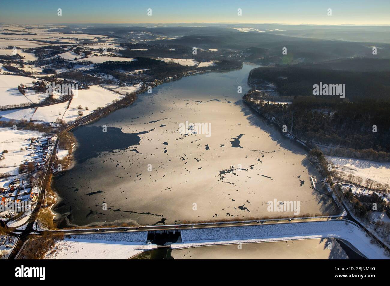 , Brücke über den Moehnesee bei Delecke, 22.01.2017, Luftaufnahme, Deutschland, Nordrhein-Westfalen, Moehnesee Stockfoto