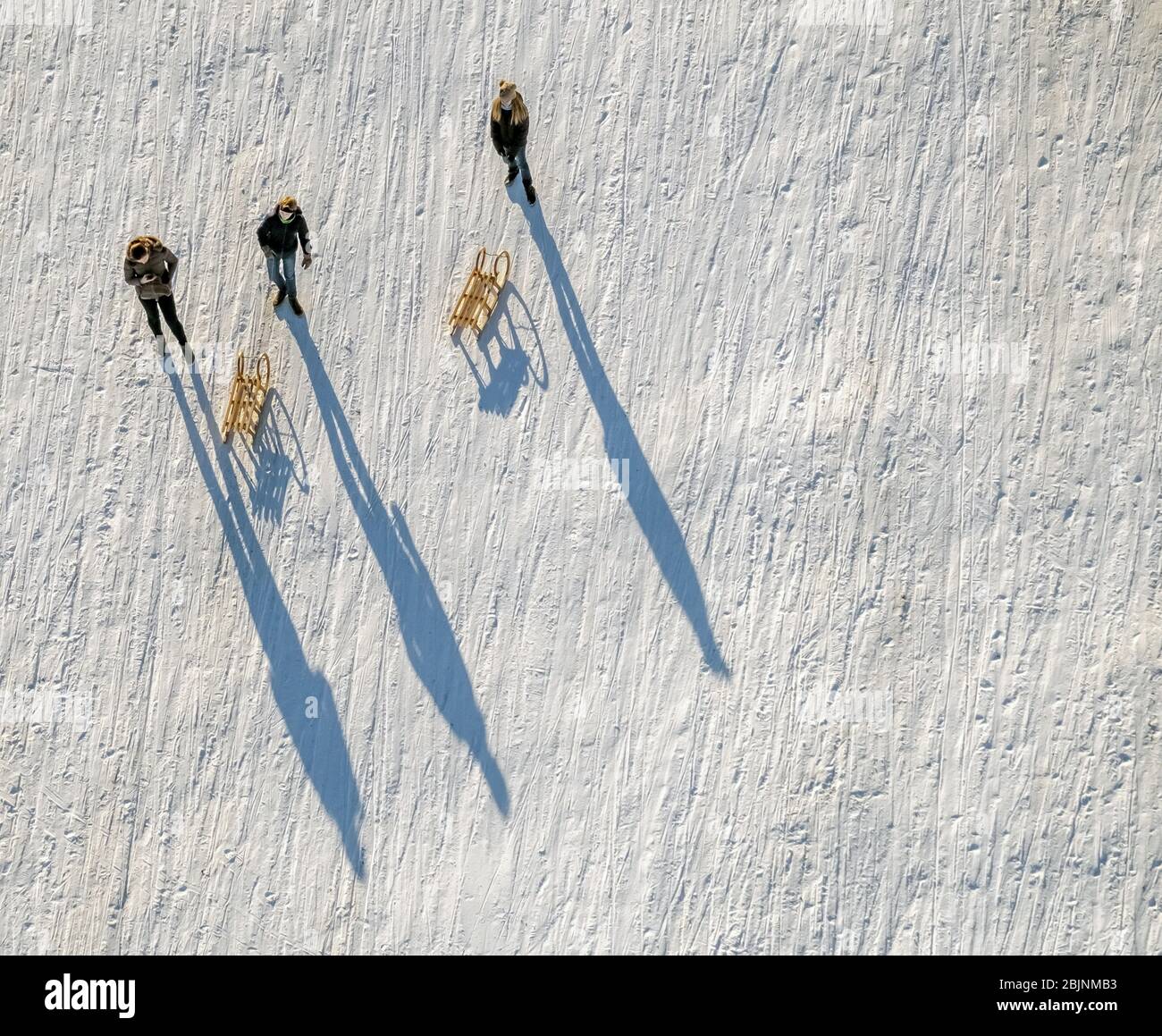 , drei Kinder Rodel und lange Schatten, 22.01.2017, Luftaufnahme, Deutschland, Nordrhein-Westfalen, Arnsberg Stockfoto