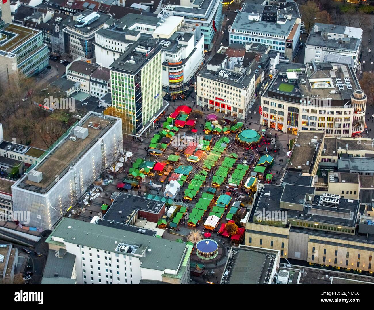 , Weihnachtsmarkt am Kennedy-Platz in Essen, 23.11.2016, Luftaufnahme, Deutschland, Nordrhein-Westfalen, Ruhrgebiet, Essen Stockfoto