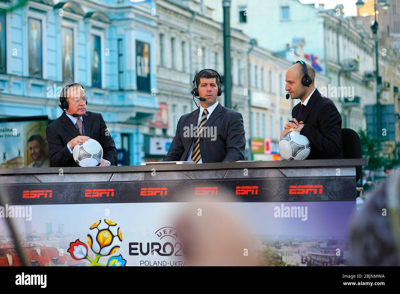 Sportkommentatoren von ESPN-Kanal halten Fußball-Bälle über das Fußballspiel auf der Straße Stockfoto