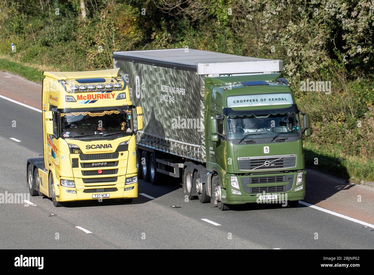 Scania V8, Diesel 12742 cm3 Transportfahrzeuge, LKW, Transport, Lkw, Frachtführer, Volvo FH Vehicle, European Commercial Transport, Industry, M6 in Lancaster, Großbritannien Stockfoto