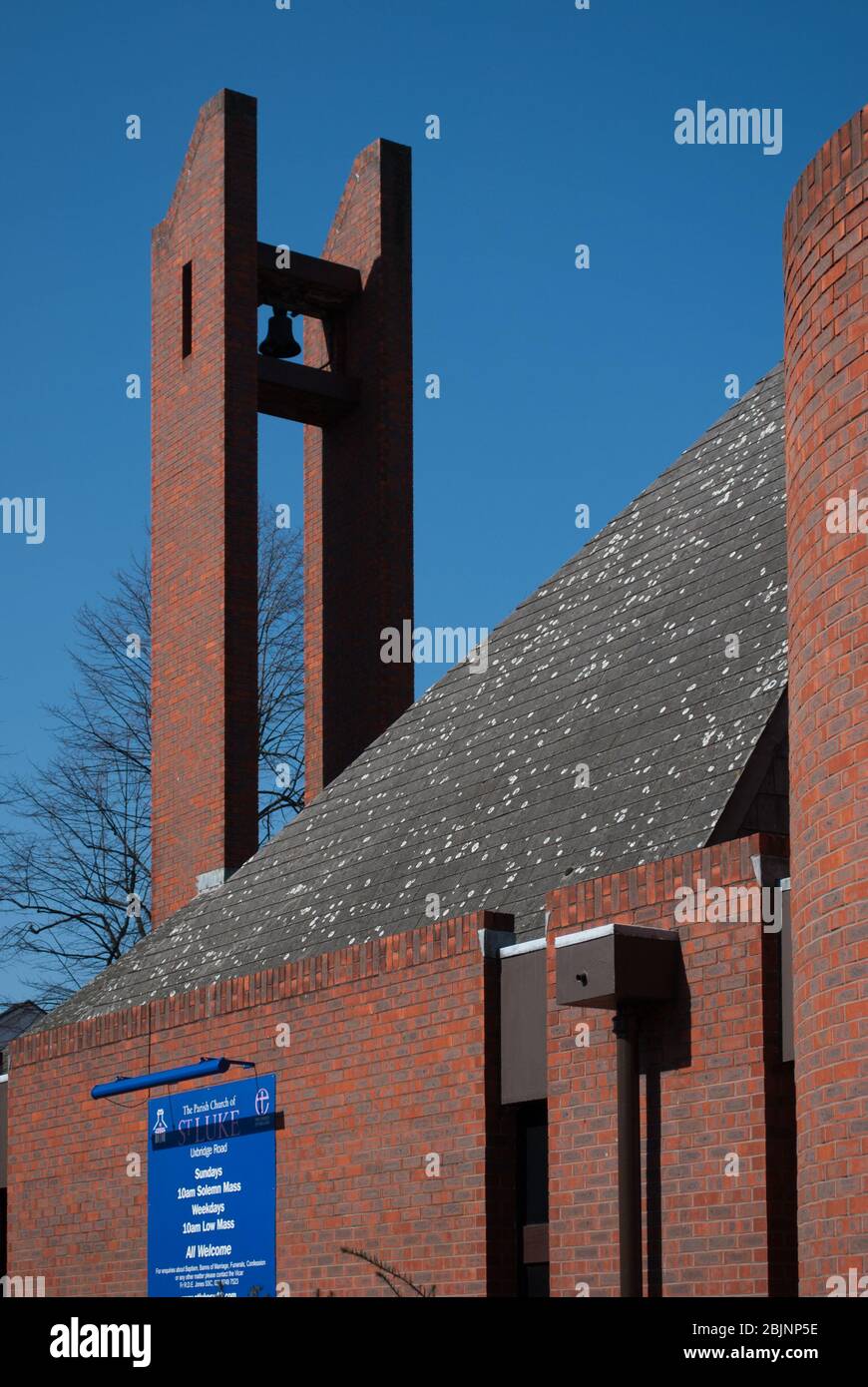 1970er Jahre Kirche Architektur Anbetung Römisch-Katholisch Modern Red Brick Small St. Lukes Church 450 Uxbridge Rd, White City, London W12 A. J. Monk Hutchison Stockfoto