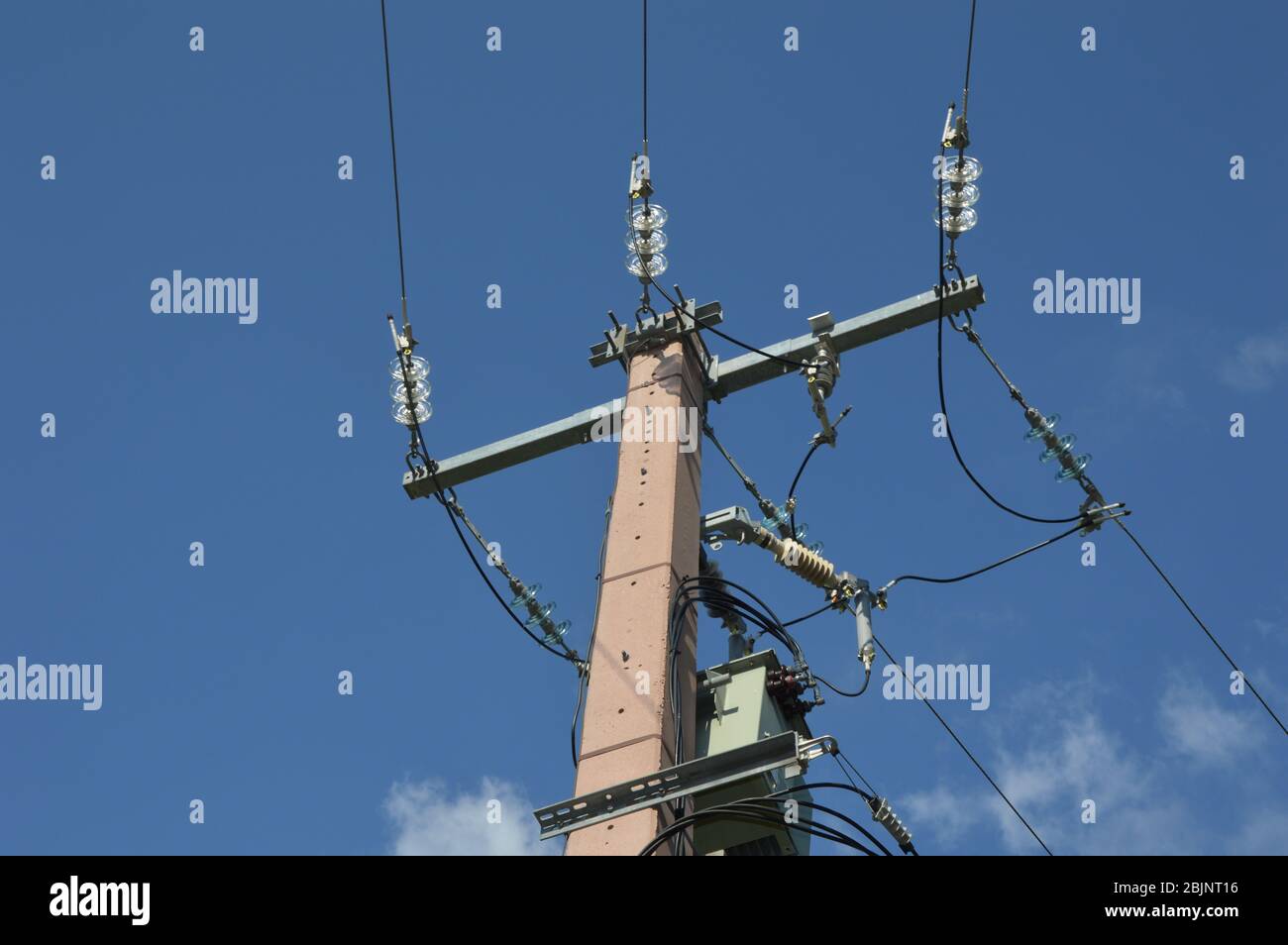 Ein Stromwandler auf einem Strommast Stockfoto