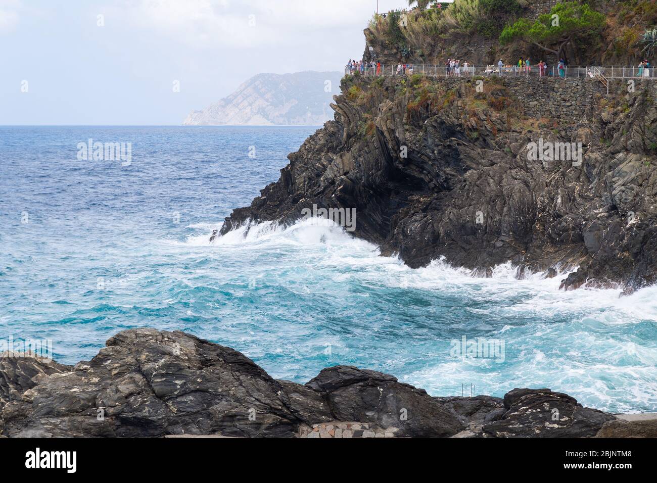 Felsen und Klippen Küste der Riviera di Levante des Nationalparks Cinque Terre. Stockfoto