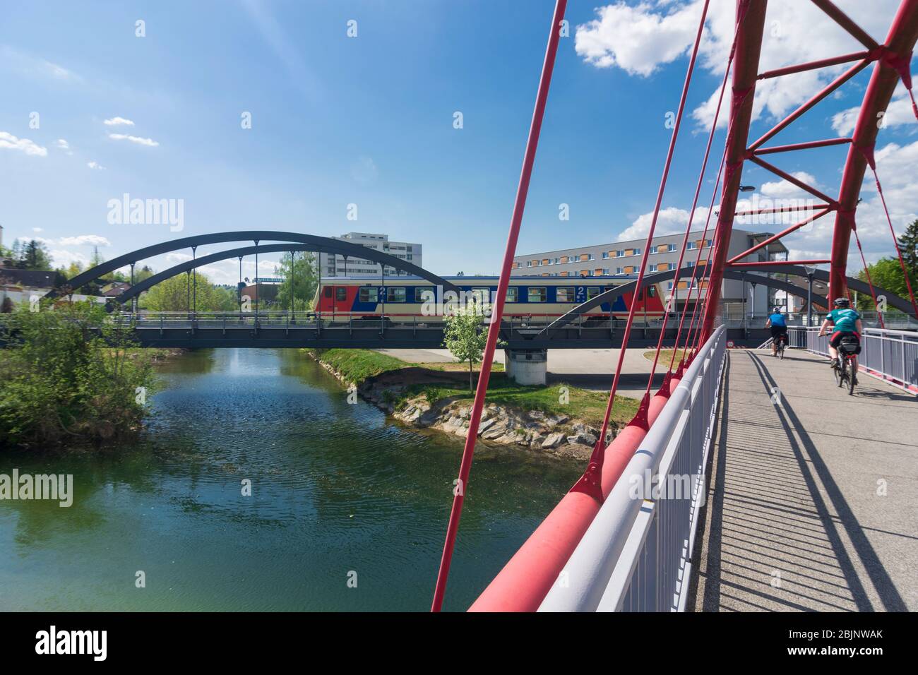 Wieselburg: Zusammenfluss von Erlauf und kleiner Erlauf, Fußgängerbrücke (rechts), Ortszug, in Mostviertel, Niederösterreich, Niederösterreich, Au Stockfoto