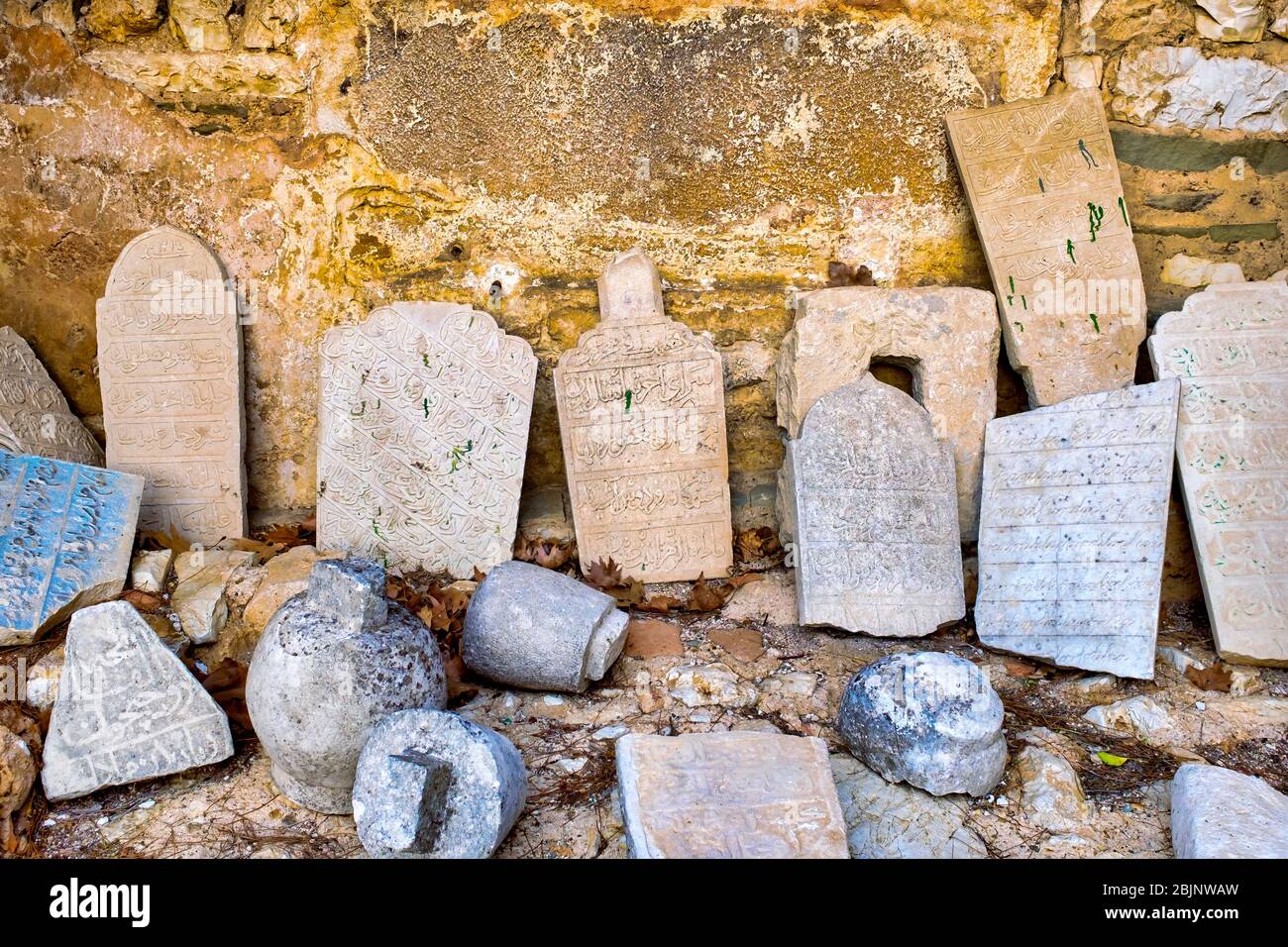 Grabsteine im städtischen Ethnographischen Museum von Ioannina, Ioannina, Griechenland Stockfoto