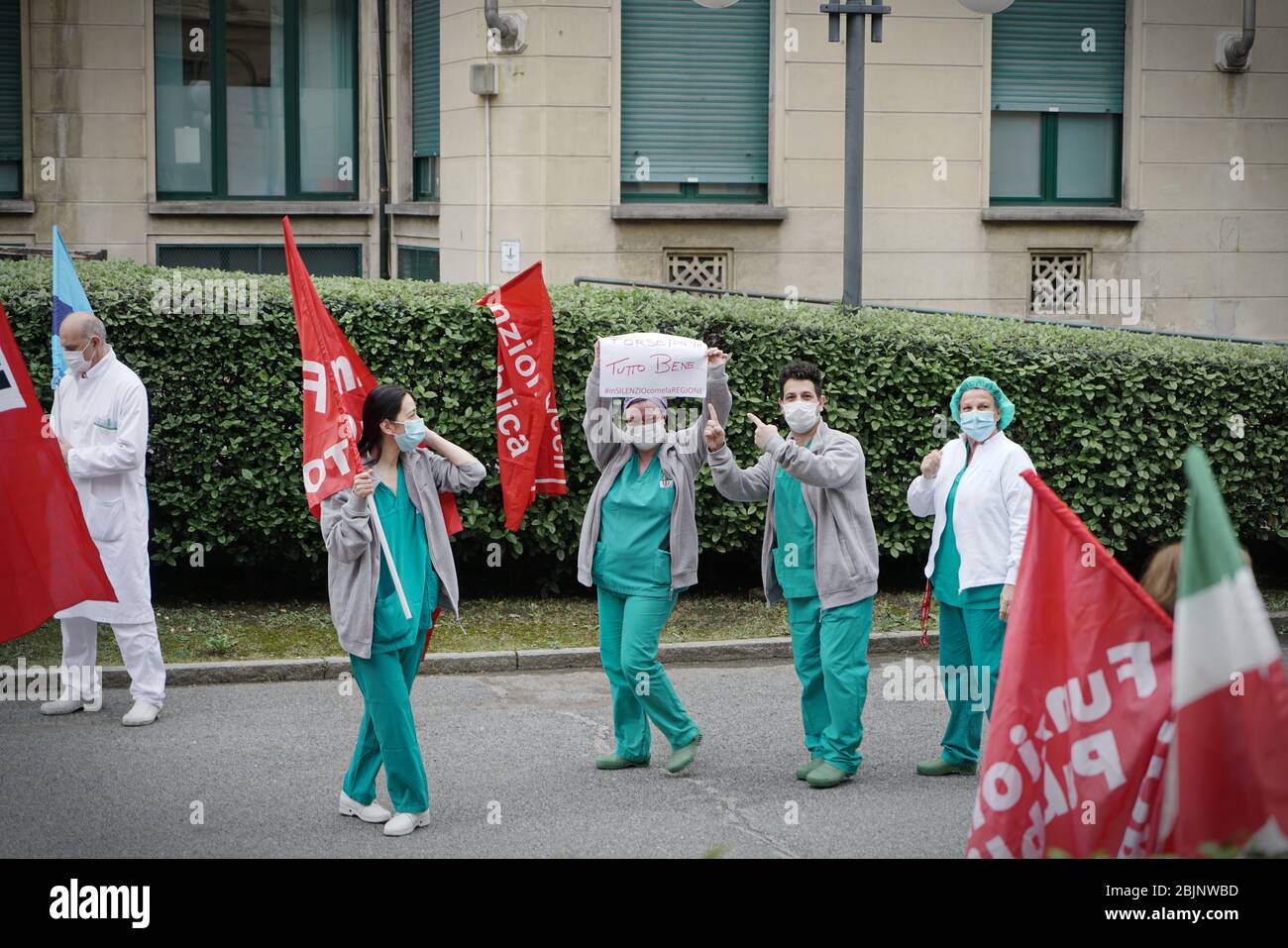 Krankenschwestern und Ärzte demonstrierten vor dem Krankenhaus gegen die Mängel der Region Piemont während der Covid-Notlage. Turin, Italien - Ap Stockfoto