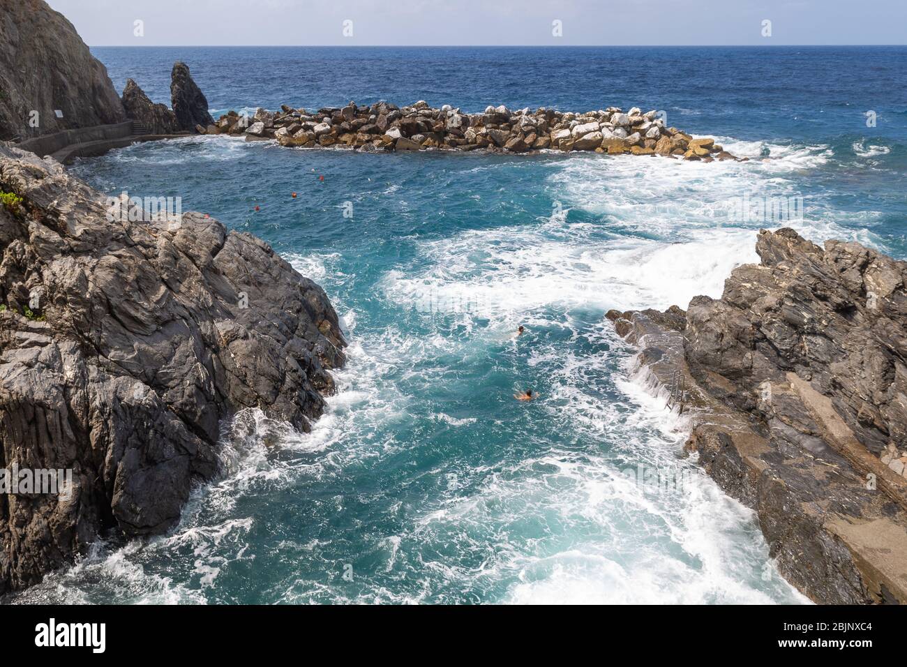 Küstenlandschaft mit blauem Meer und schönen Klippen Cinque Terre, Italien Stockfoto