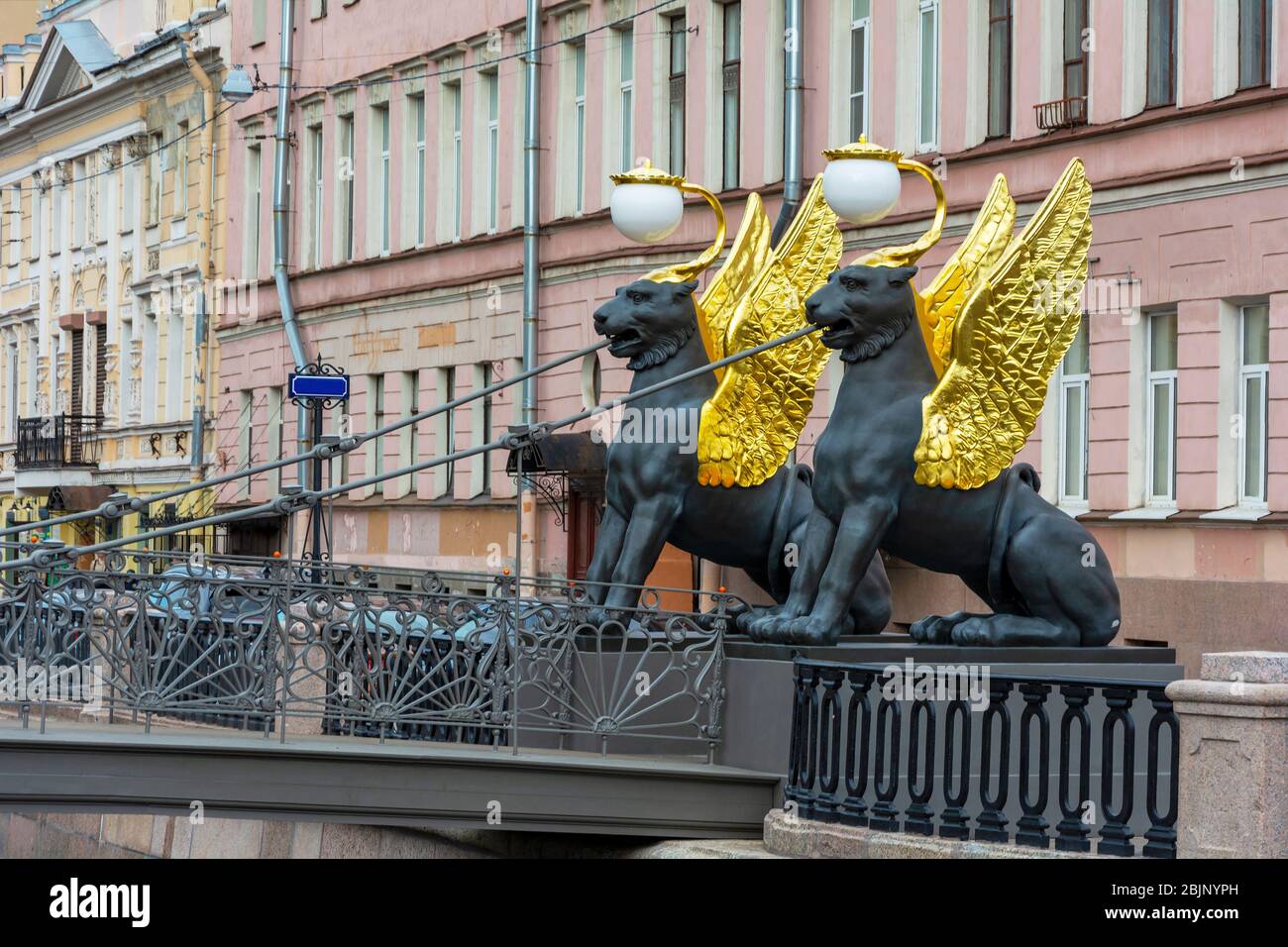Sankt Petersburg, Griffin Statuen auf der Fußgängerbrücke über den Gribojedow-Kanal Stockfoto