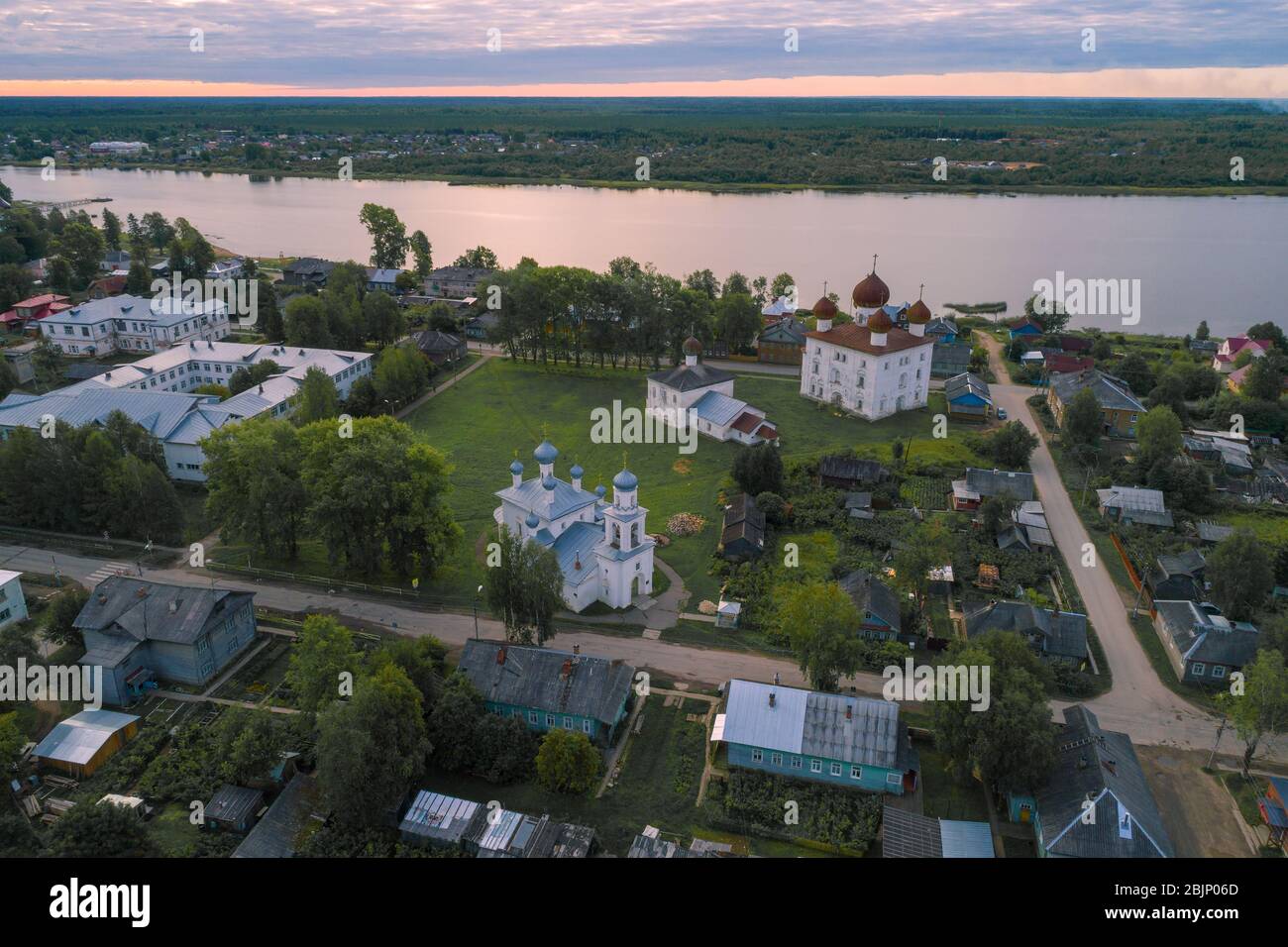 Alte Tempel von Kargopol im Stadtbild am frühen Augustmorgen. Archangelsk Region, Russland Stockfoto