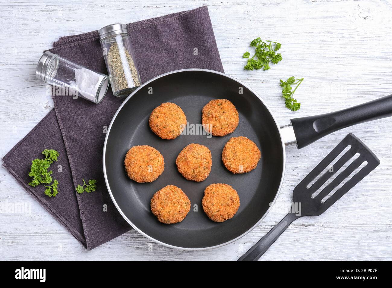 Bratpfanne mit leckeren Lachs-Patties auf dem Tisch Stockfoto