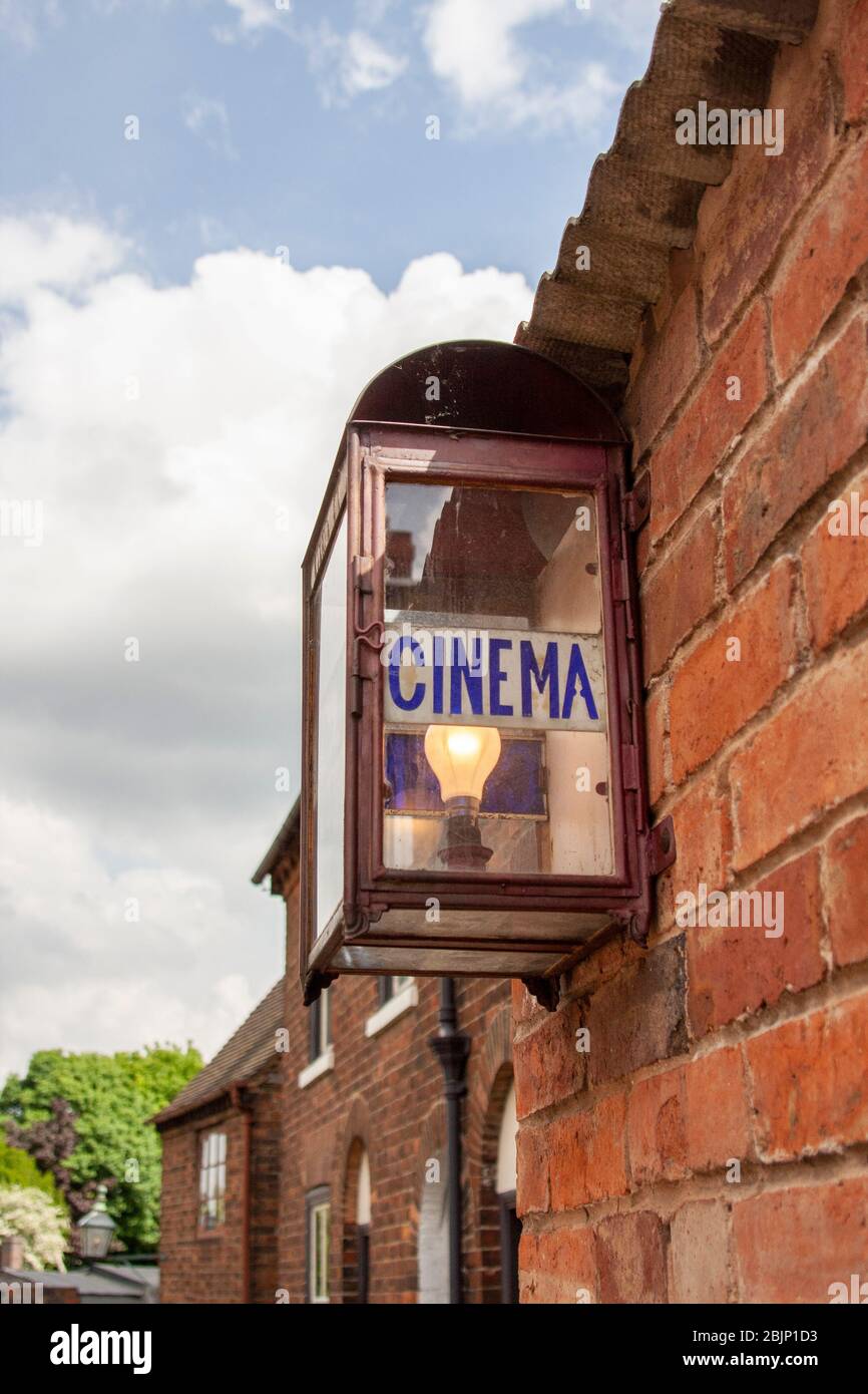 Vintage-Kino-Lampe an einer roten Ziegelwand, Birmingham, England, Großbritannien Stockfoto