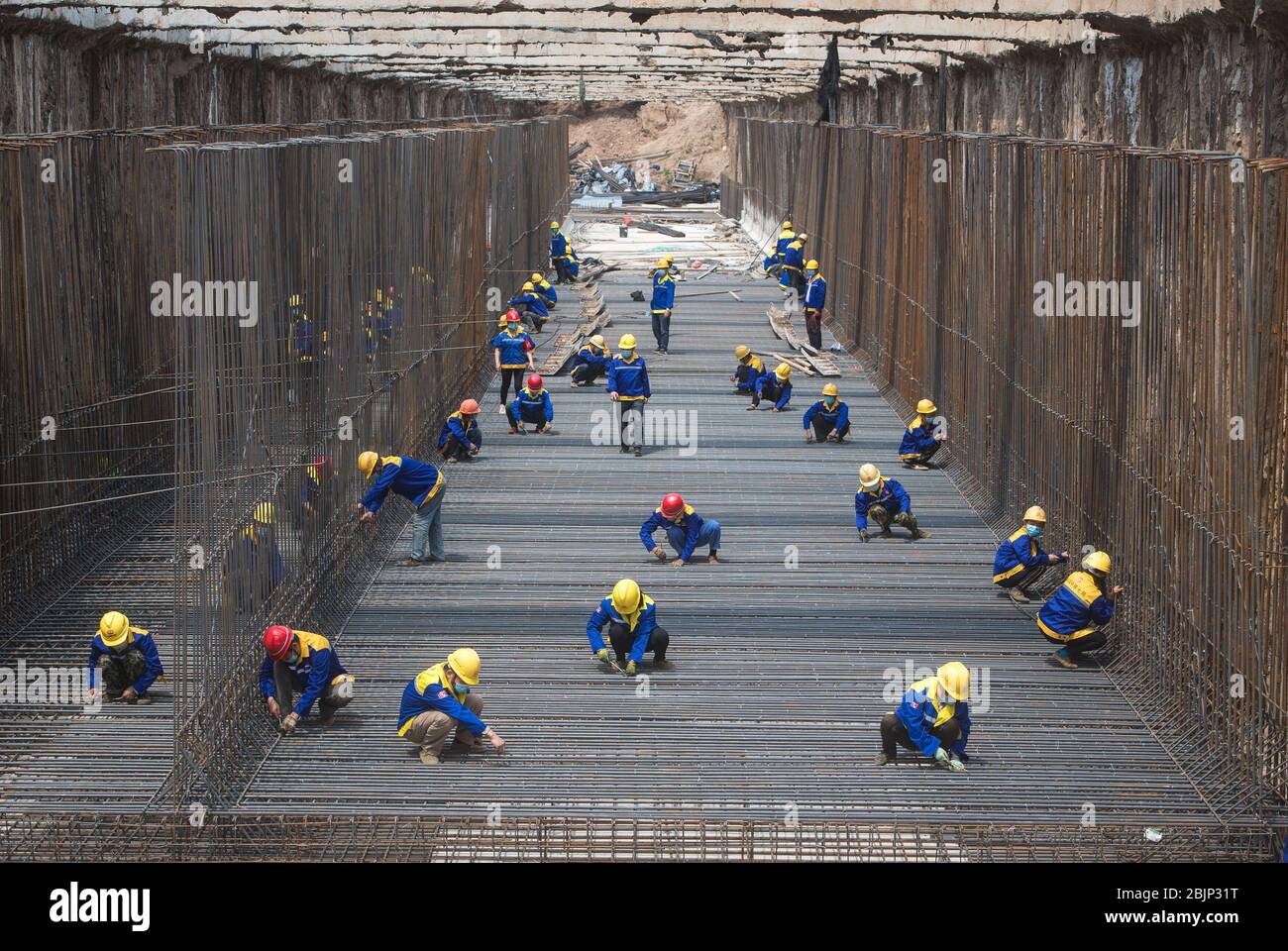 Wuhan, China. April 2020. Menschen arbeiten auf einer Baustelle eines Versorgungstunnels in Wuhan, Zentralchina, Provinz Hubei, 30. April 2020. Das Projekt des Versorgungstunnels hier, eine Passage, die für die Durchführung von Versorgungsleitungen gebaut wurde, hat den Bau seit Ende März wieder aufgenommen. (Xinhua/Xiao Yijiu) Quelle: Xinhua/Alamy Live News Stockfoto