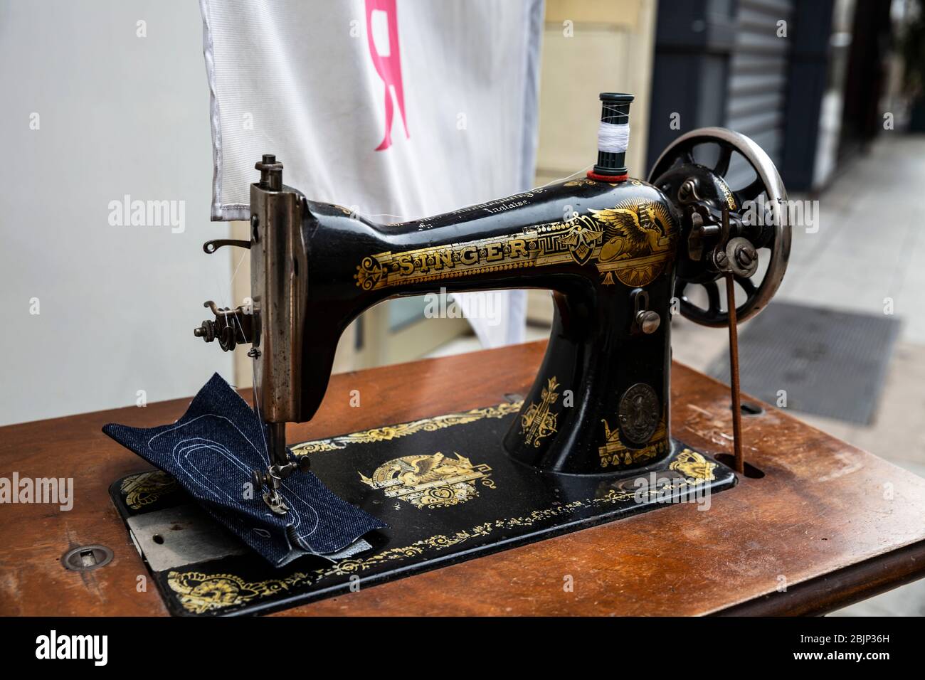 Vintage Gold-Ton Nähmaschine Brosche W Charme Matt Schwarz Näherin Niedlichen Pin