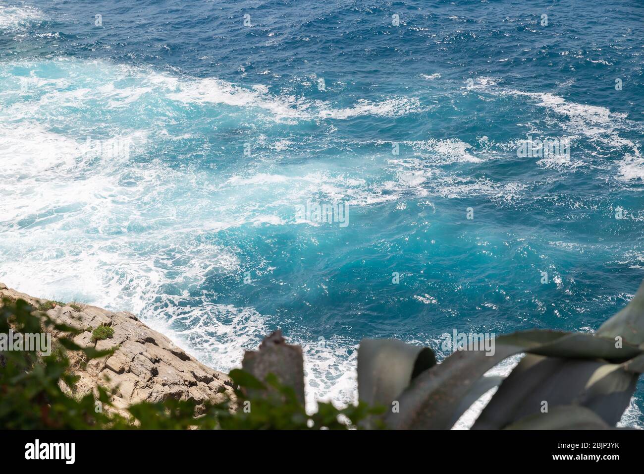 Malerische Landschaft mit schönen Meer und Felsen in Cinque Terre , Italien Stockfoto
