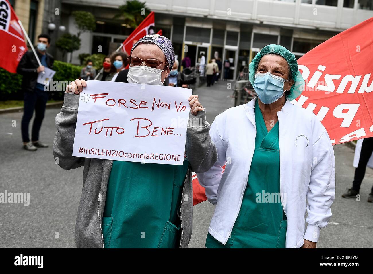 Turin, Italien. April 2020. TURIN, ITALIEN - 30. April 2020: Ein Mediziner hält ein Plakat mit der Aufschrift "vielleicht ist alles nicht gut" während eines von den Gewerkschaften der CGIL und der UIL organisierten Protestes der Mediziner gegen Funktionsstörungen in der Region Piemont bei der Behandlung der COVID-19-Coronavirus-Krise. (Foto: Nicolò Campo/Sipa USA) Quelle: SIPA USA/Alamy Live News Stockfoto