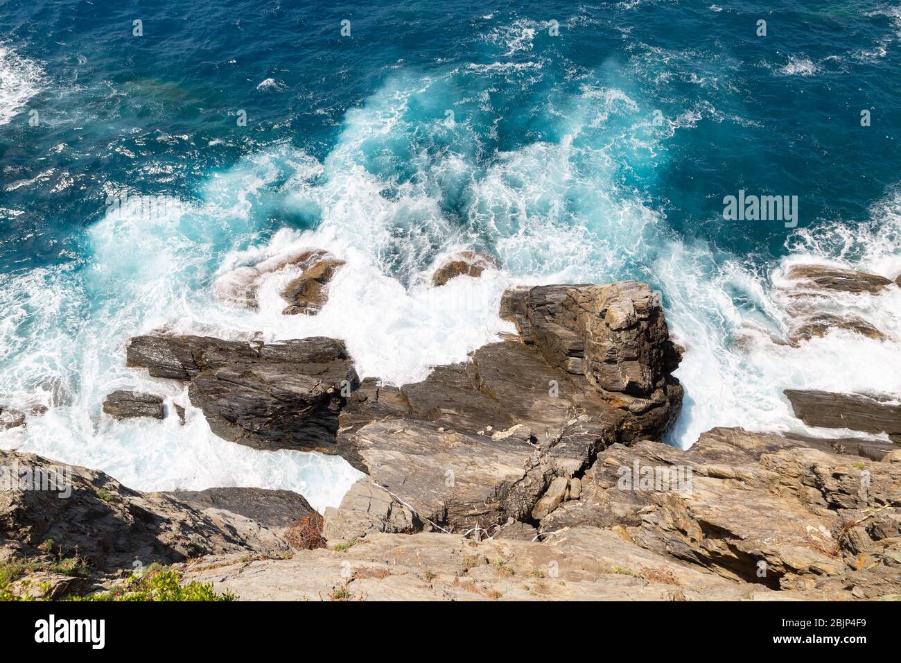 Big Blue Sea Waves Macht White Foam Und Stürzt Auf Rock Seashore Cliff Stockfoto