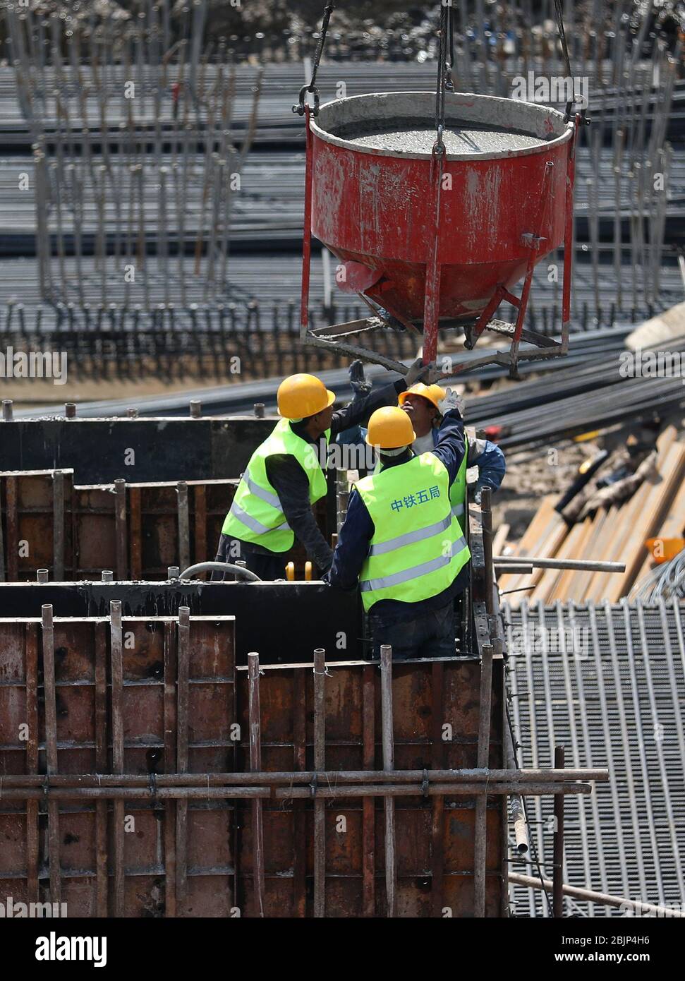 (200430) --BENXI, 30. April 2020 (Xinhua) -- Arbeiter arbeiten auf der Baustelle der New Xihu Brücke in Benxi, nordöstlich der chinesischen Provinz Liaoning, 28. April 2020. Das Brückenprojekt ist in die Baustufe der Pfahlgründung eingetreten. Der Bau der Hängebrücke mit einer Gesamtlänge von mehr als 250 Metern soll im Januar 2021 abgeschlossen sein. (Xinhua/Yao Jianfeng) Stockfoto