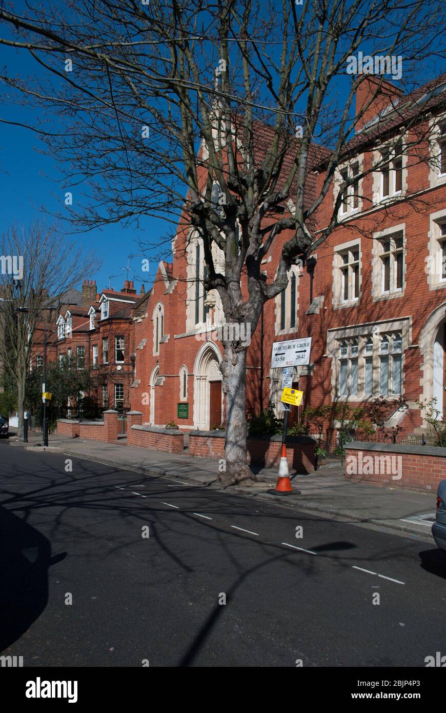 Neugotische Architektur Red Brick Church of the Holy Ghost and St. Stephen, 44 Ashchurch Grove, London W12 von Alexander Scoles Architect Priest Stockfoto