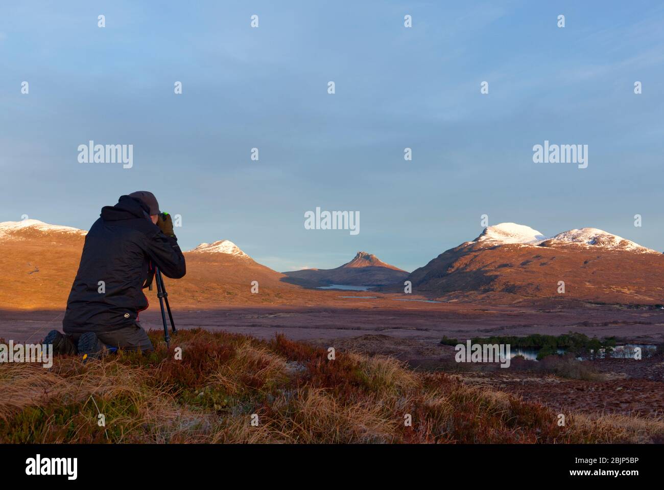 Mann fotografiert eine epische Ansicht in Highland Scotland Stockfoto