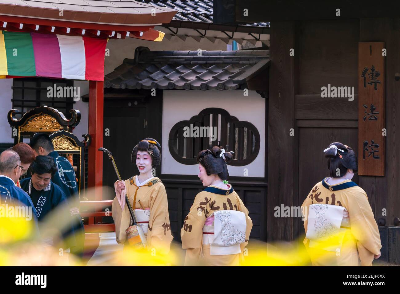 tokio, japan - märz 18 2020: Matsuri-Bayashi-Musiker halten während des traditionellen goldenen Drachen-Dan einen Shamisen vor dem Denbouin-Garten Stockfoto