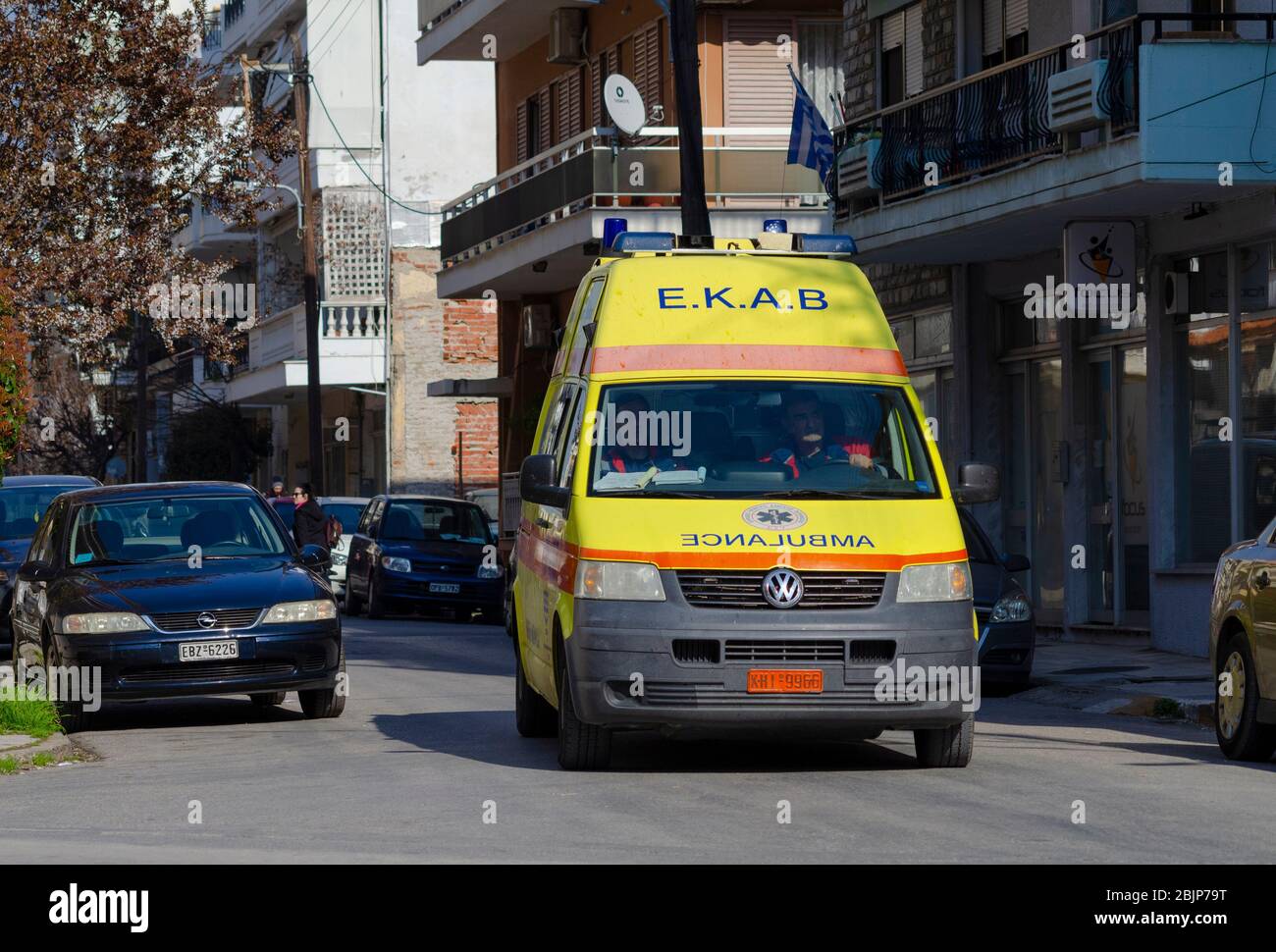 ALEXANDROUPOLI, GRIECHENLAND - 21. März 2020 - EIN Krankenwagen des öffentlichen Gesundheitsdienstes in den Straßen von Zentral-Alexandroupoli Griechenland am 21. März 2020 in Kürze sein Stockfoto